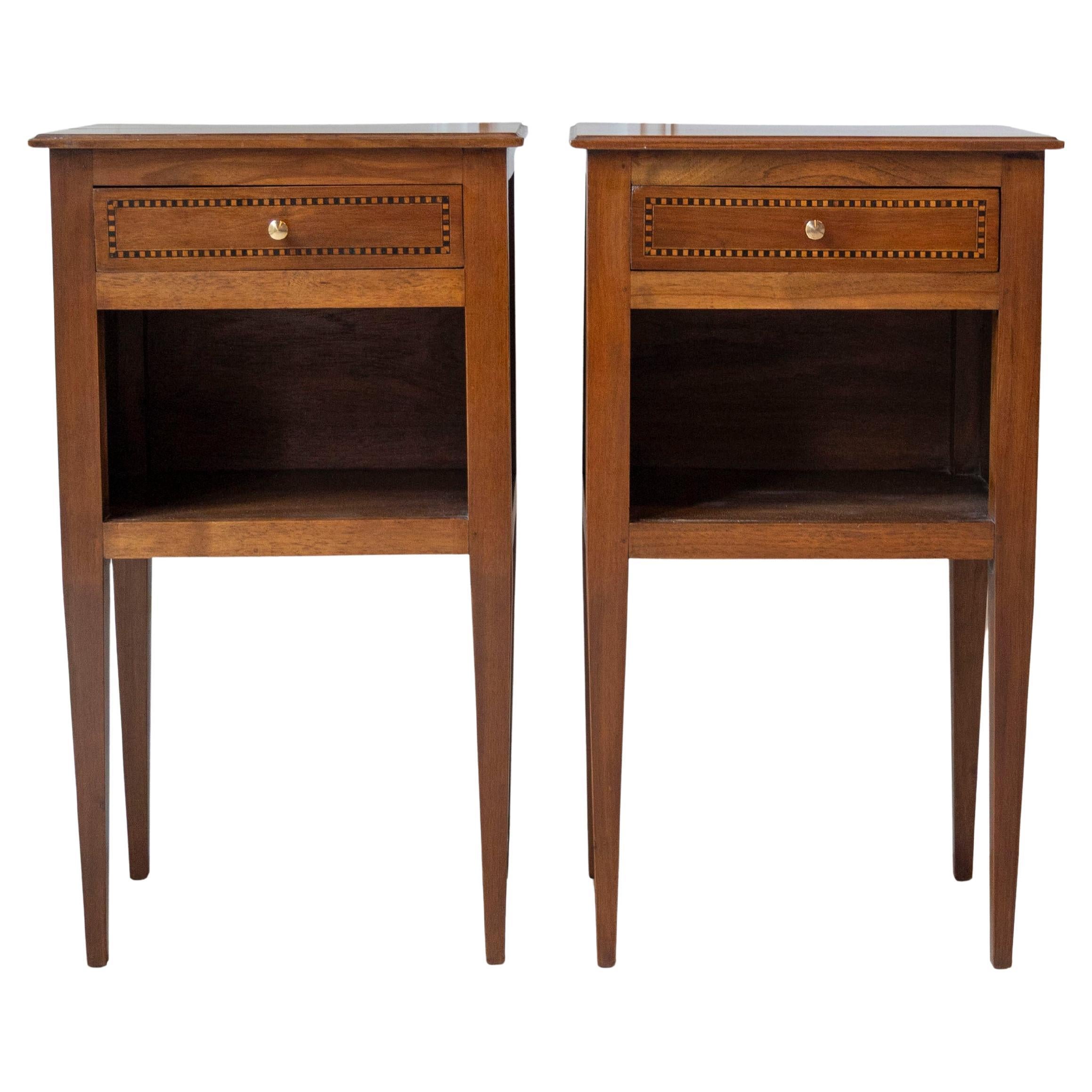 Coppia di comodini in stile Luigi XVI in noce in vendita