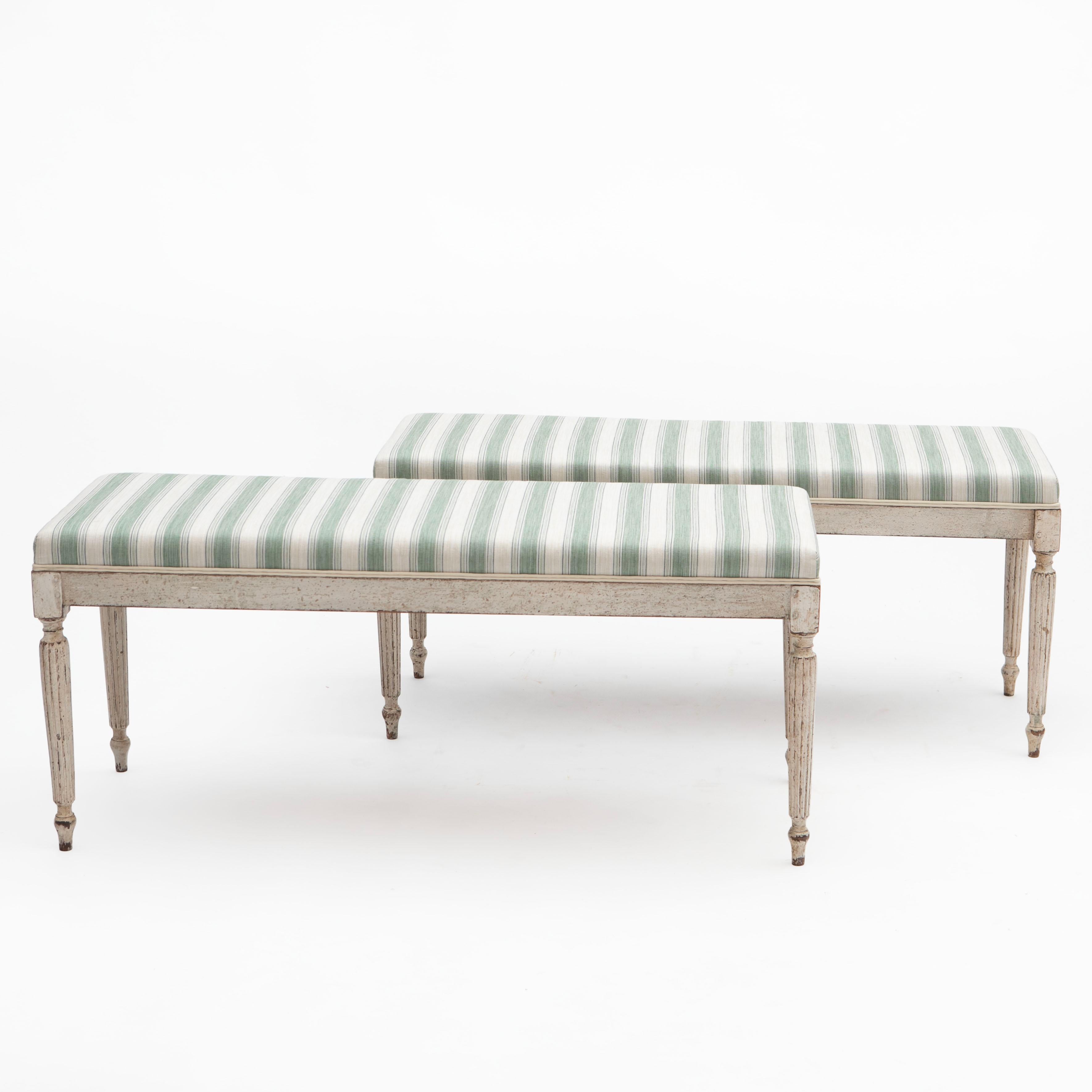 A pair (set of 2) benches in Louis XVI style.
Frame in white-painted wood, seats newly upholstered with striped linen blend in shades of green (Forest Green) from Colefax & Fowler.
Resting on 4 reeded legs with flutings.
Denmark circa 1900
Sold as a