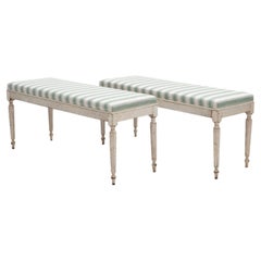 Paire de bancs de style Louis XVI peints en blanc avec tissu