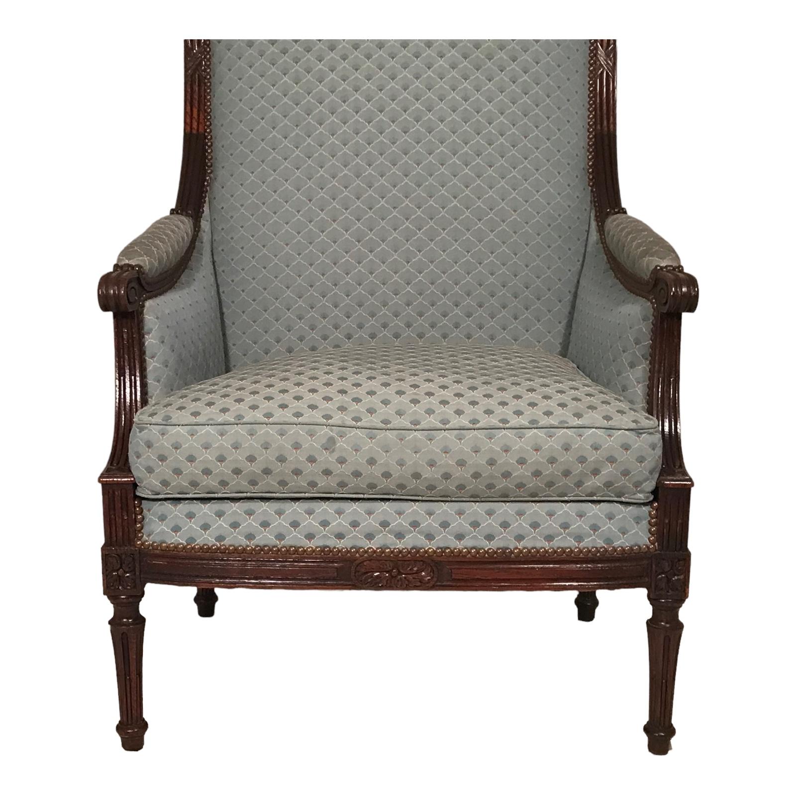 Cette paire très décorative de fauteuils Bergère de style Louis XVI provient de France et date de 1860-70. Elles ont un cadre en chêne avec un décor sculpté. Les fauteuils sont très confortables. Le bois a été retouché, la sellerie n'a pas été