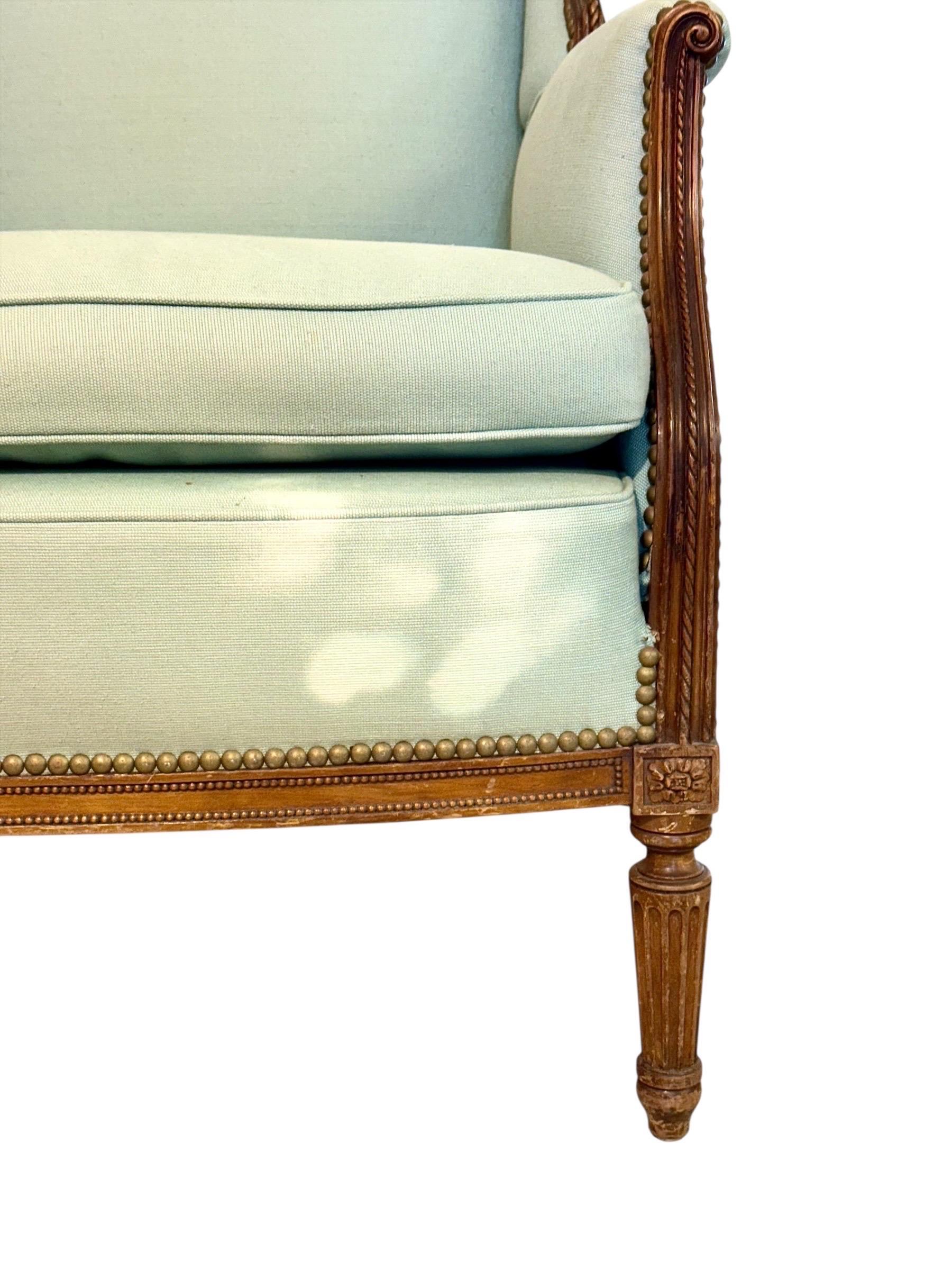 Dieses elegante französische Bergsteigerpaar stammt aus dem 19. Jahrhundert und spiegelt die zeitlose Raffinesse des Louis XVI-Stils wider. Die Rahmen sind aus fein geschnitztem Nussbaumholz gefertigt und weisen neoklassische Motive auf, darunter