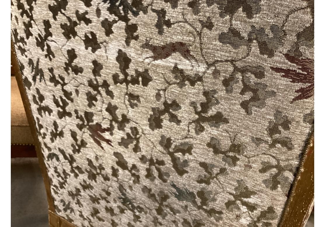 Coppia di bergeres in stile Luigi XVI con finitura dorata e intagliata in vendita 12