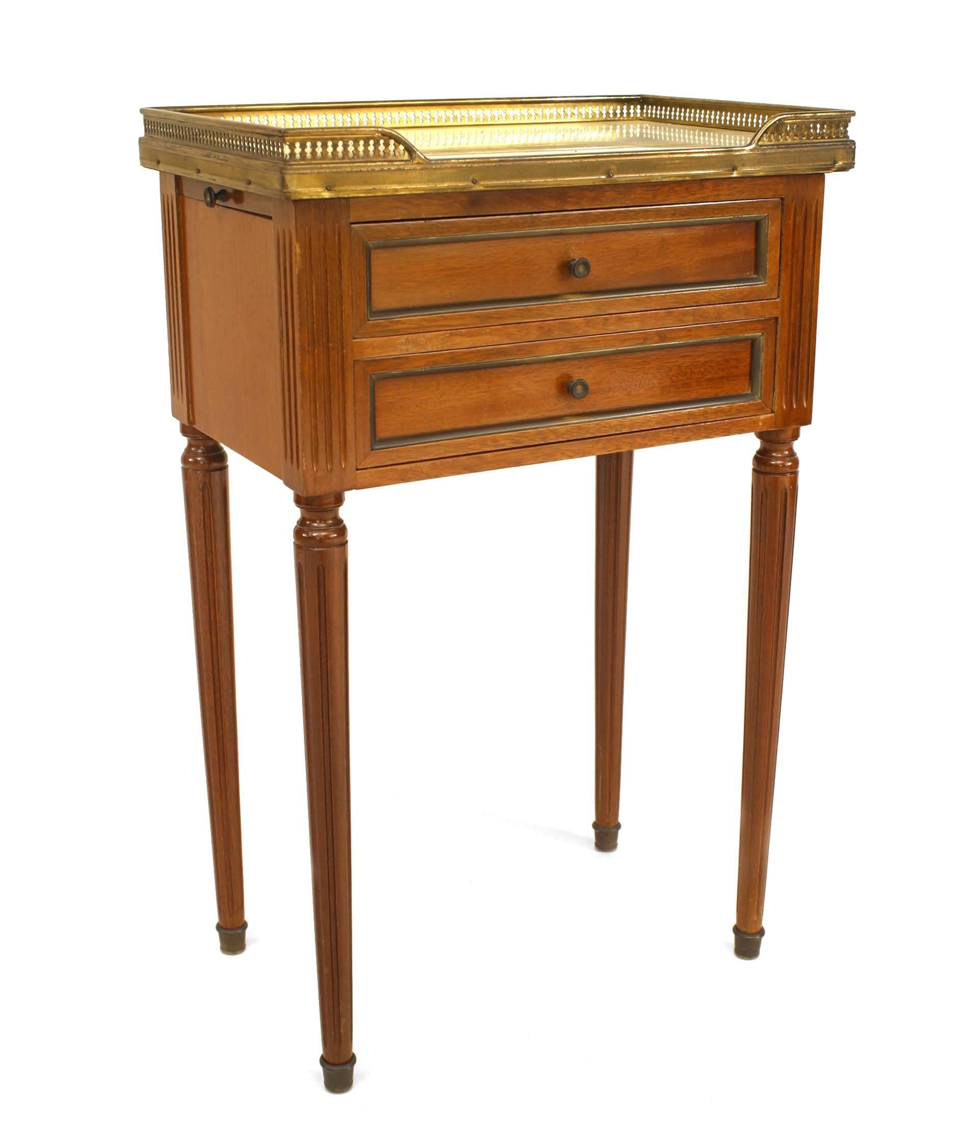 Pair of French Louis XVI Walnut and Brass End Tables In Good Condition For Sale In New York, NY