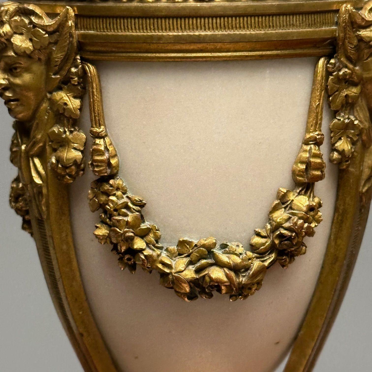 Paar Bronze- und Marmorkandelaber im Louis-XVI.-Stil mit vier Lichtern, juwelenbesetzt im Angebot 5