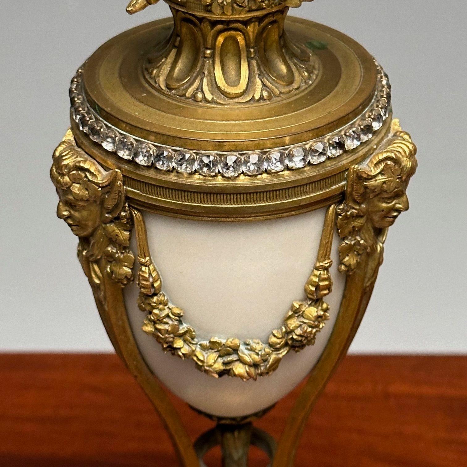 Paar Bronze- und Marmorkandelaber im Louis-XVI.-Stil mit vier Lichtern, juwelenbesetzt im Angebot 7