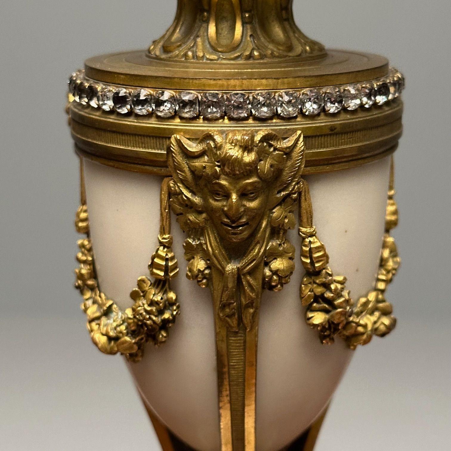 Paar Bronze- und Marmorkandelaber im Louis-XVI.-Stil mit vier Lichtern, juwelenbesetzt im Angebot 10