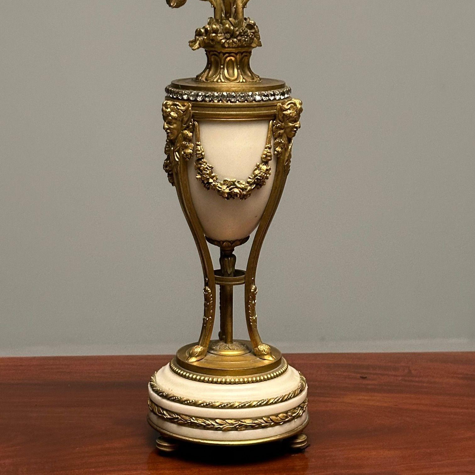 Paar Bronze- und Marmorkandelaber im Louis-XVI.-Stil mit vier Lichtern, juwelenbesetzt im Angebot 1
