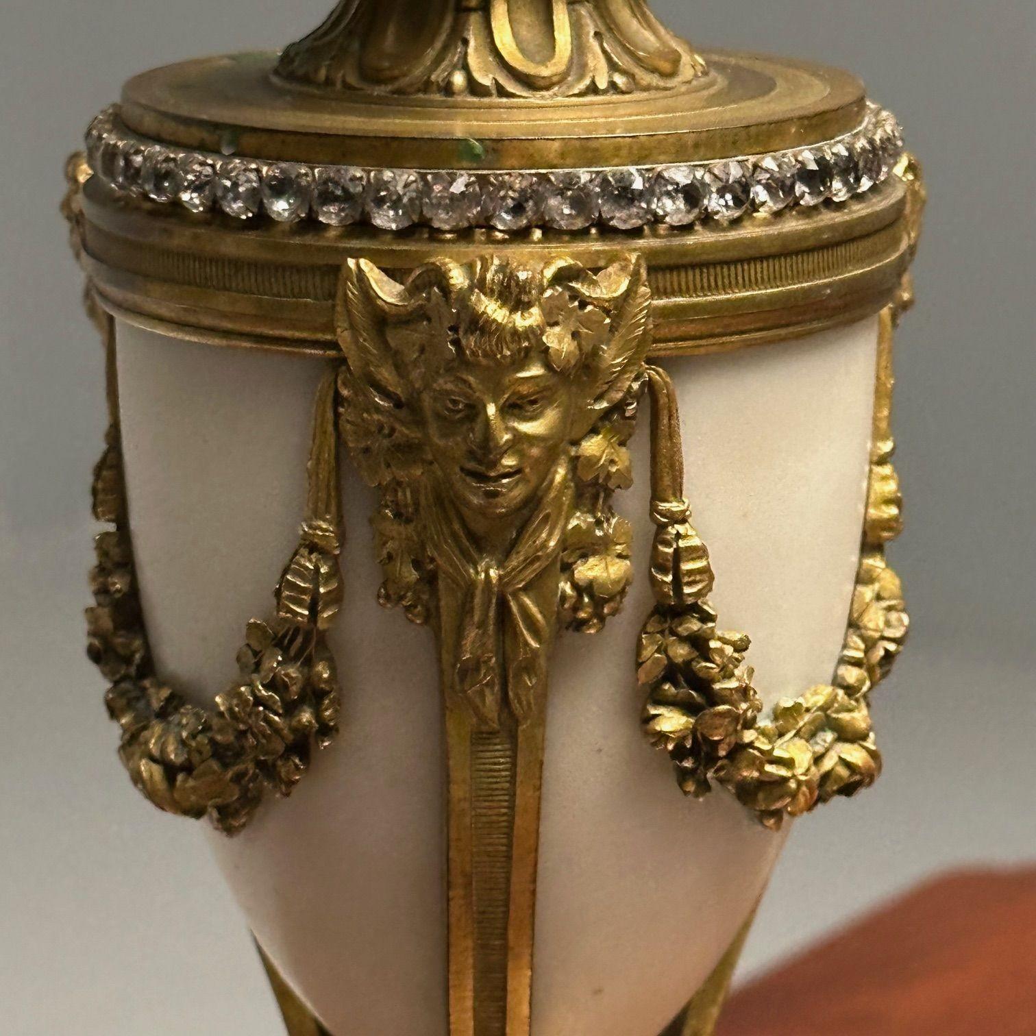 Paar Bronze- und Marmorkandelaber im Louis-XVI.-Stil mit vier Lichtern, juwelenbesetzt im Angebot 2