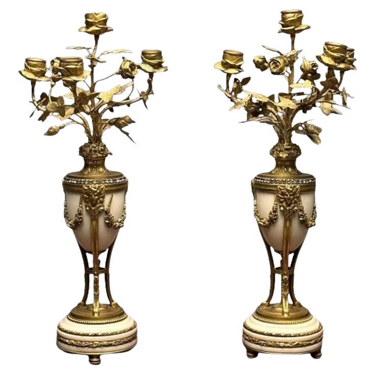 Paar Bronze- und Marmorkandelaber im Louis-XVI.-Stil mit vier Lichtern, juwelenbesetzt im Angebot