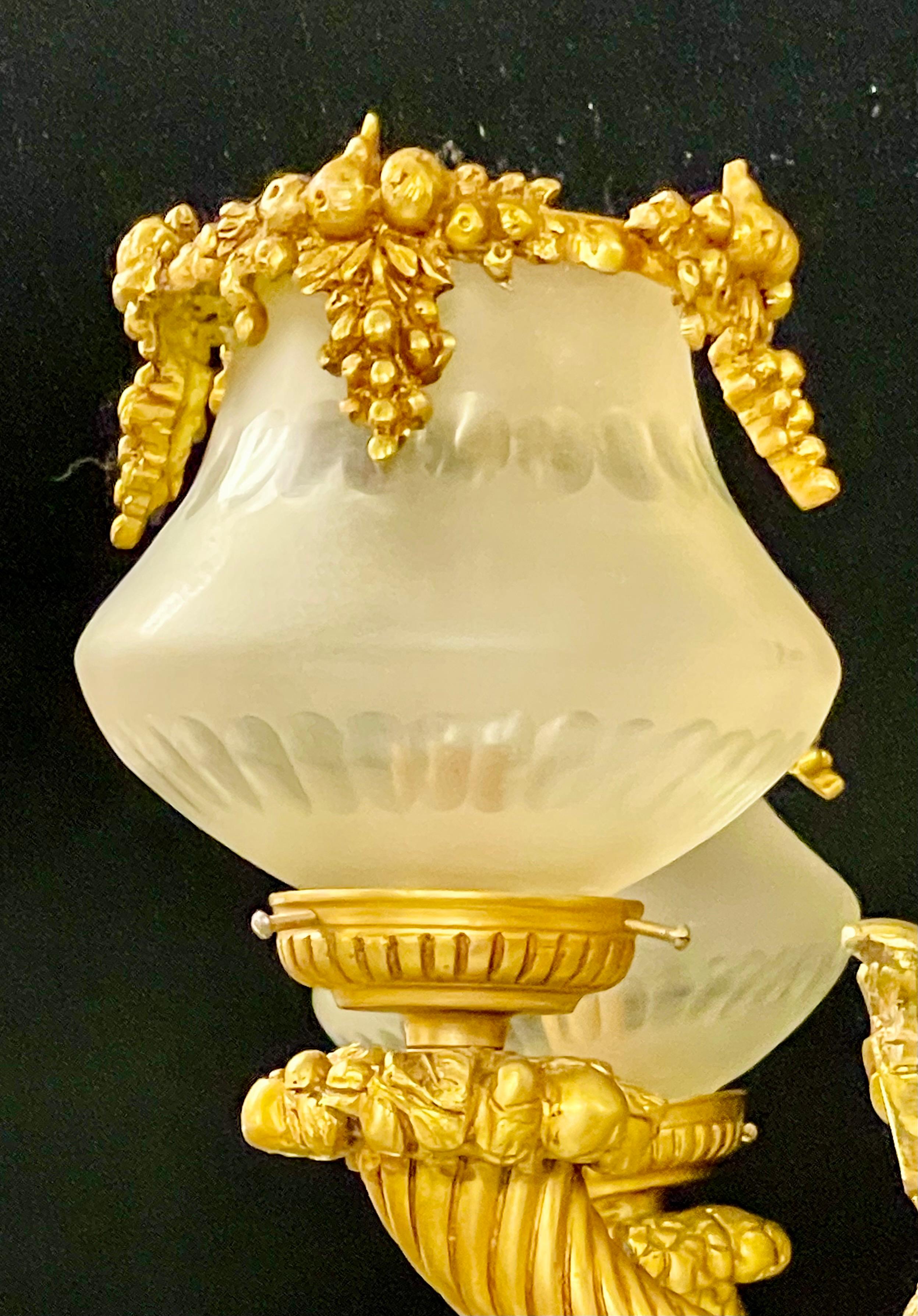 Paar Bronze-Kronleuchter im Louis-XVI.-Stil im Angebot 6