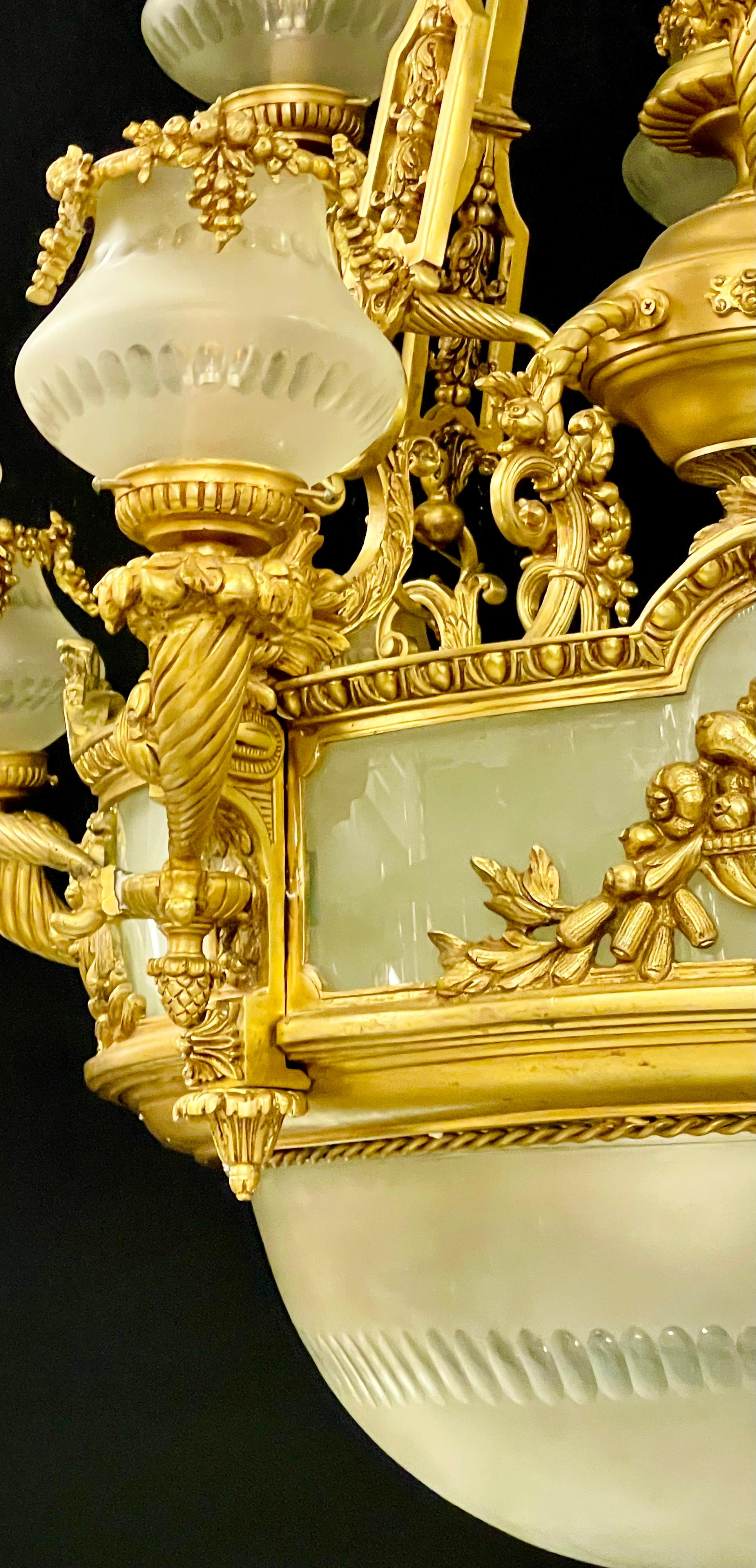 Paire de lustres en bronze de style Louis XVI en vente 10