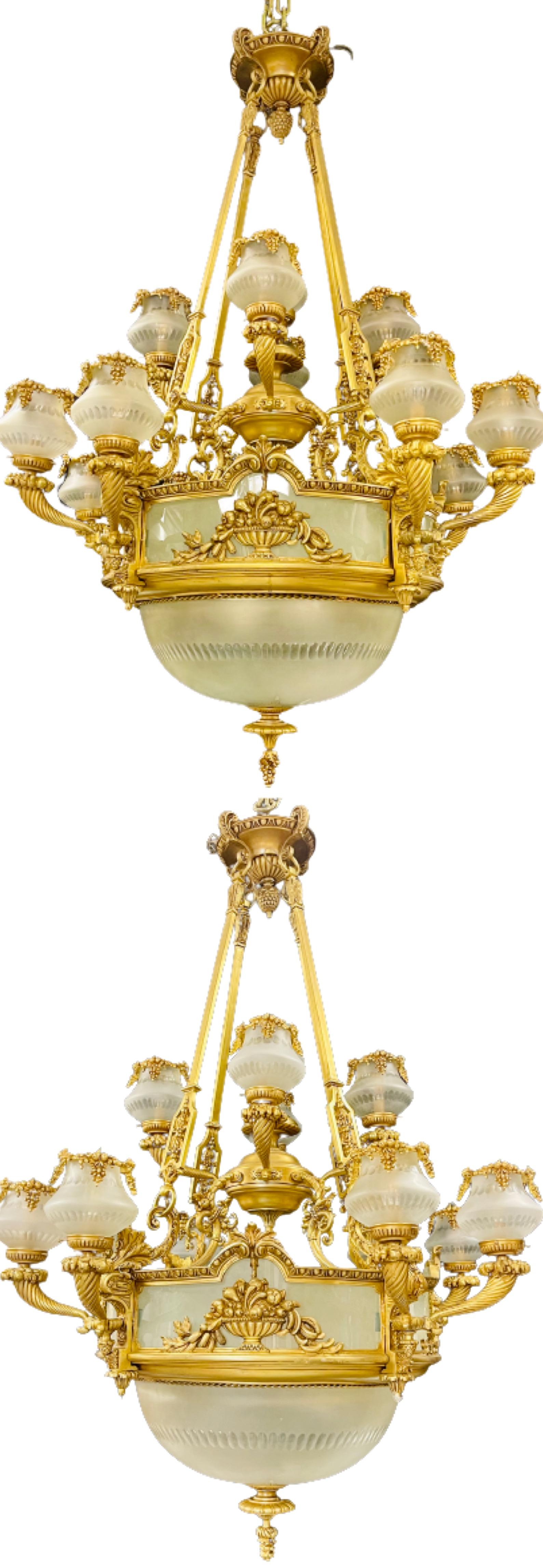 Paar Bronze-Kronleuchter im Louis-XVI.-Stil (Louis XVI.) im Angebot