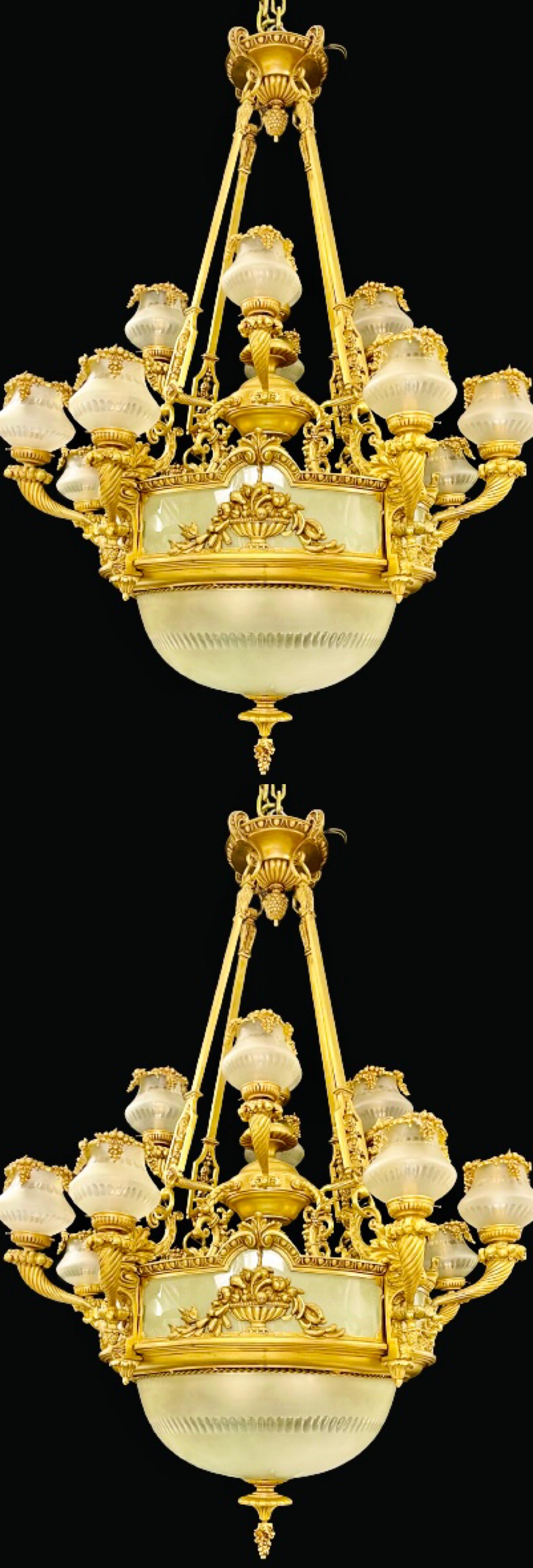 Paar Bronze-Kronleuchter im Louis-XVI.-Stil im Angebot 2