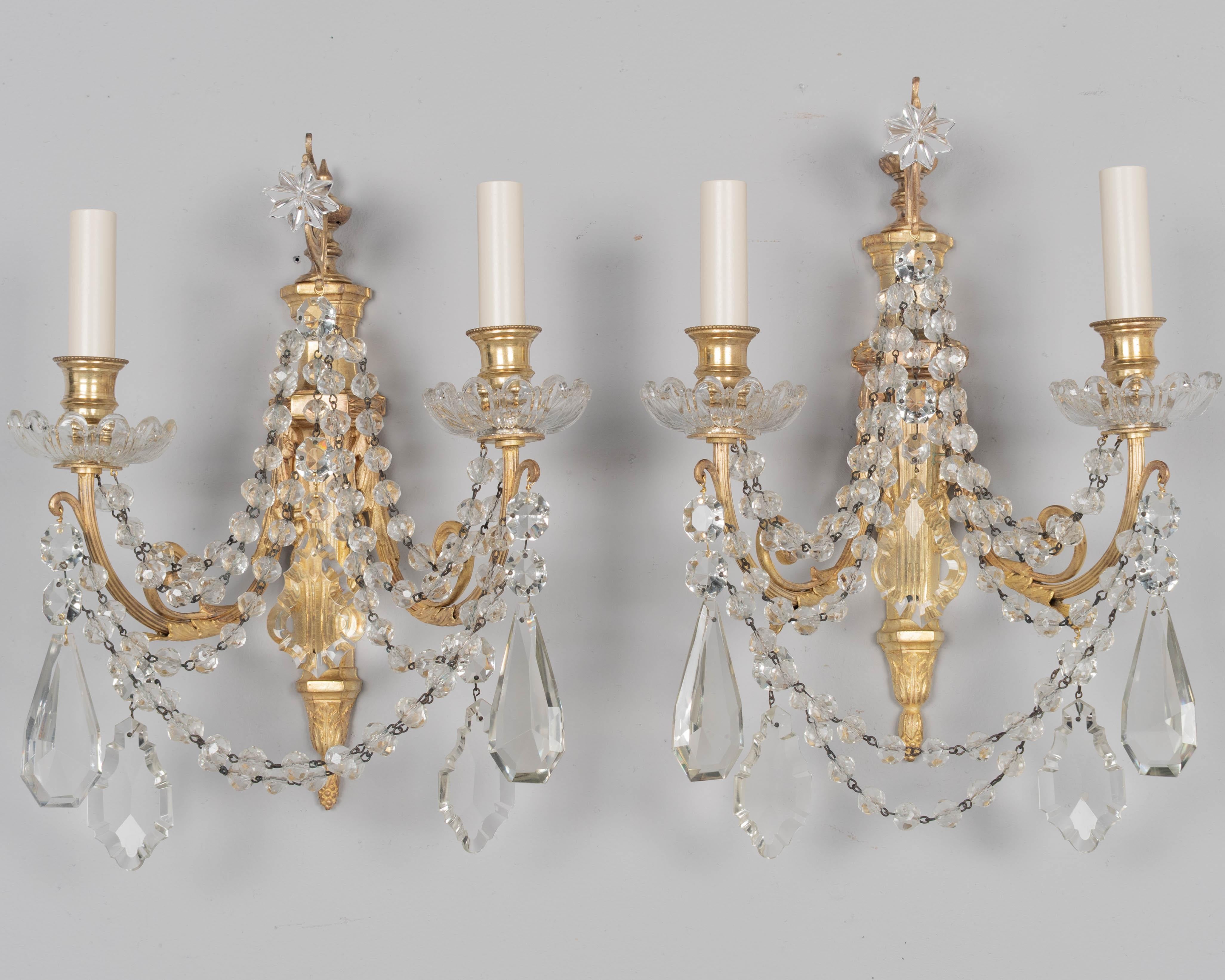 Francese Coppia di lampade in bronzo e cristallo in stile Luigi XVI in vendita