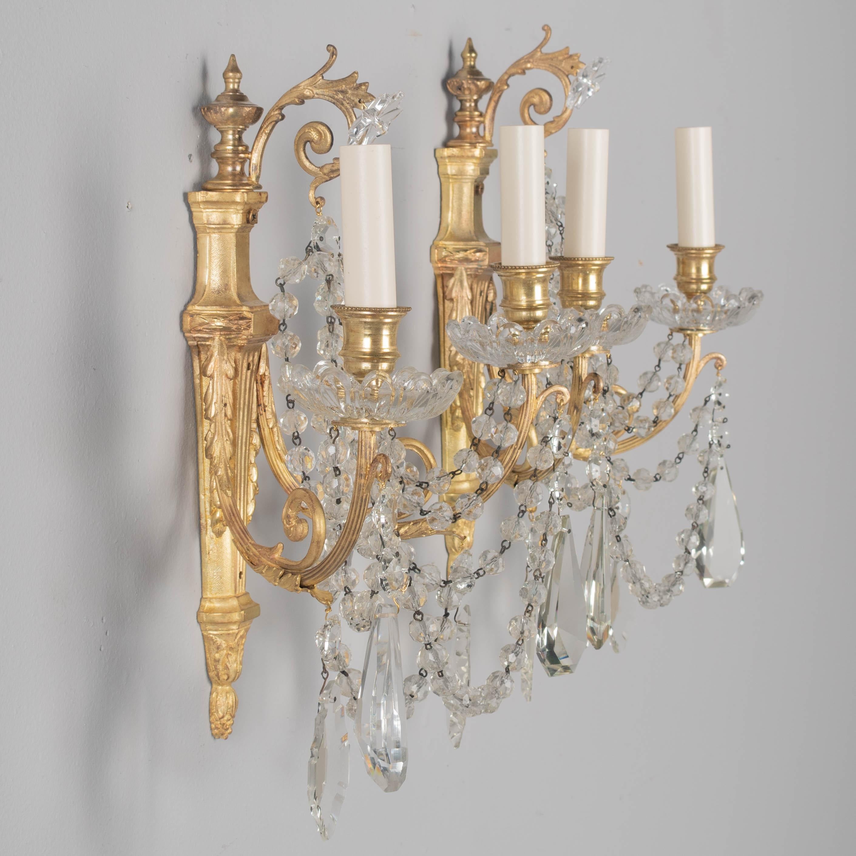Coppia di lampade in bronzo e cristallo in stile Luigi XVI in vendita 1