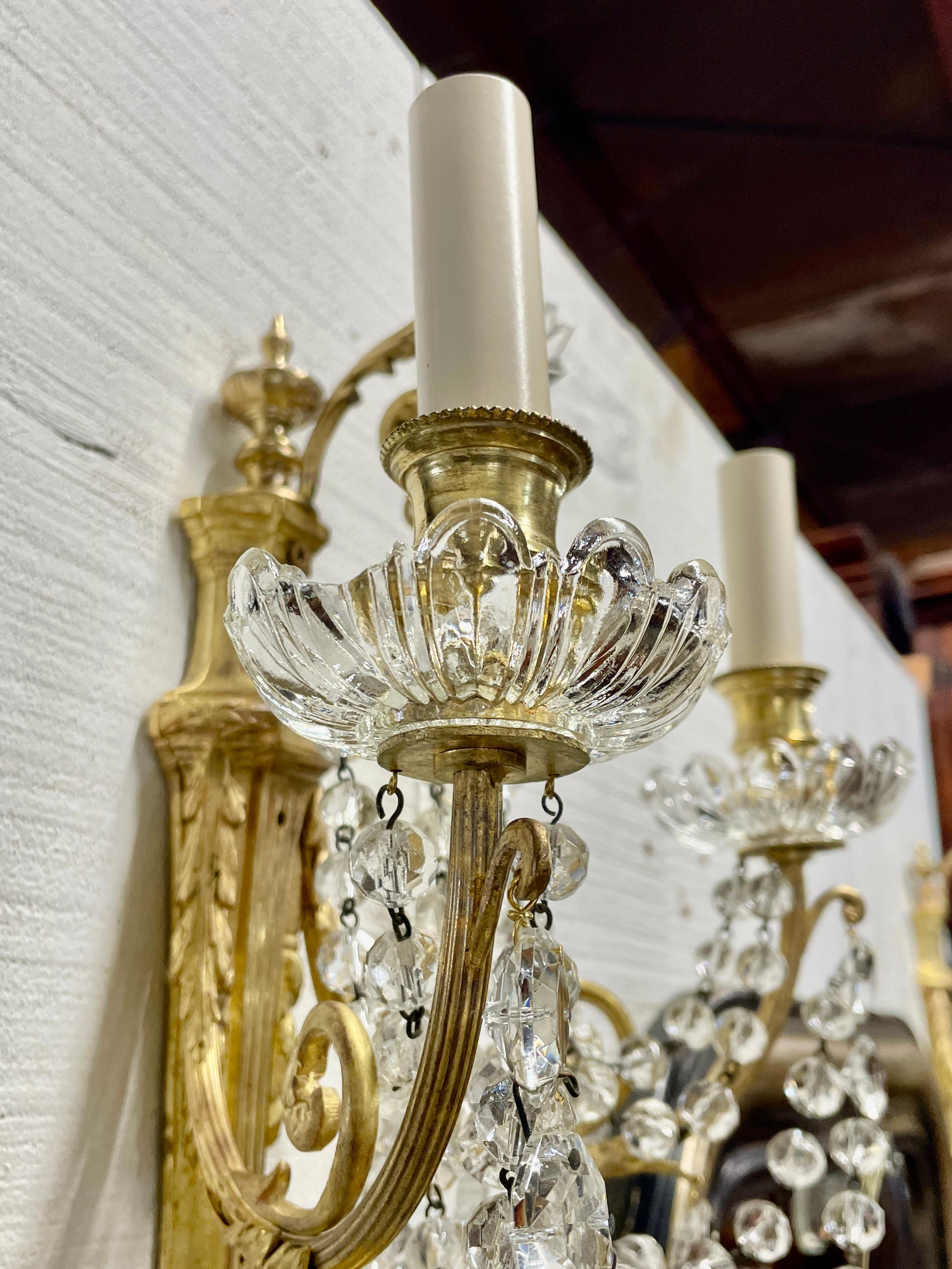 Coppia di lampade in bronzo e cristallo in stile Luigi XVI in vendita 3