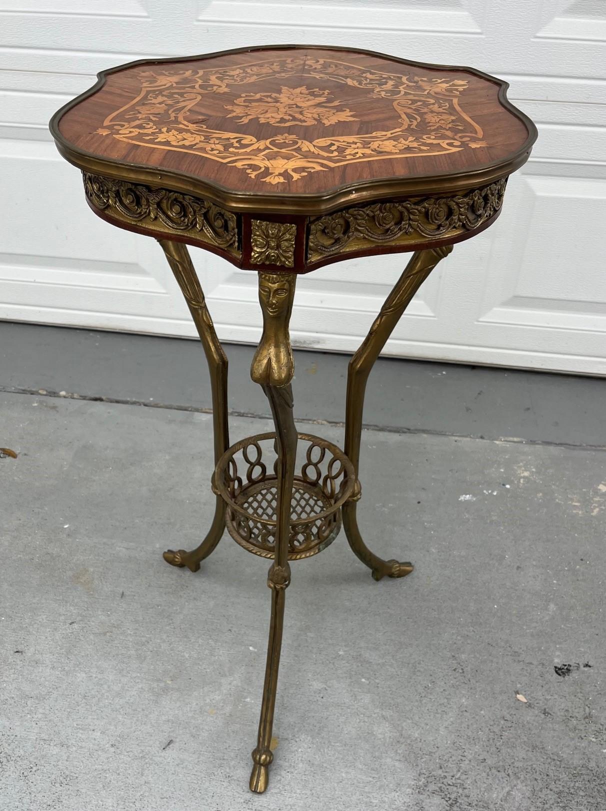 Paire de tables tripodes en bronze de style Louis XVI à Gueridon en vente 1