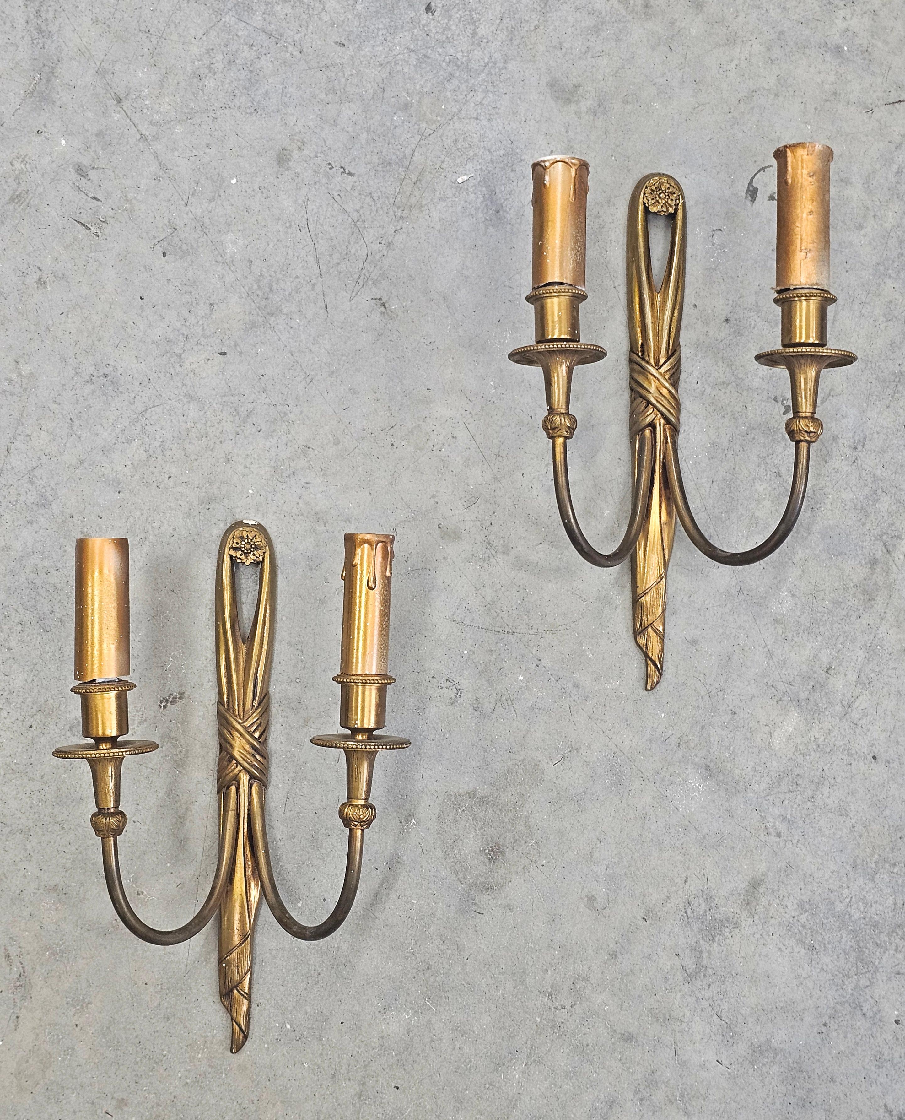 In questo annuncio troverai una coppia di appliques in stile Luigi XVI realizzate in bronzo. Sono dotati di 2 luci e di un bellissimo design a nodi e nappe. Realizzato in Francia negli anni '40.

Condizioni vintage molto buone con alcuni segni del