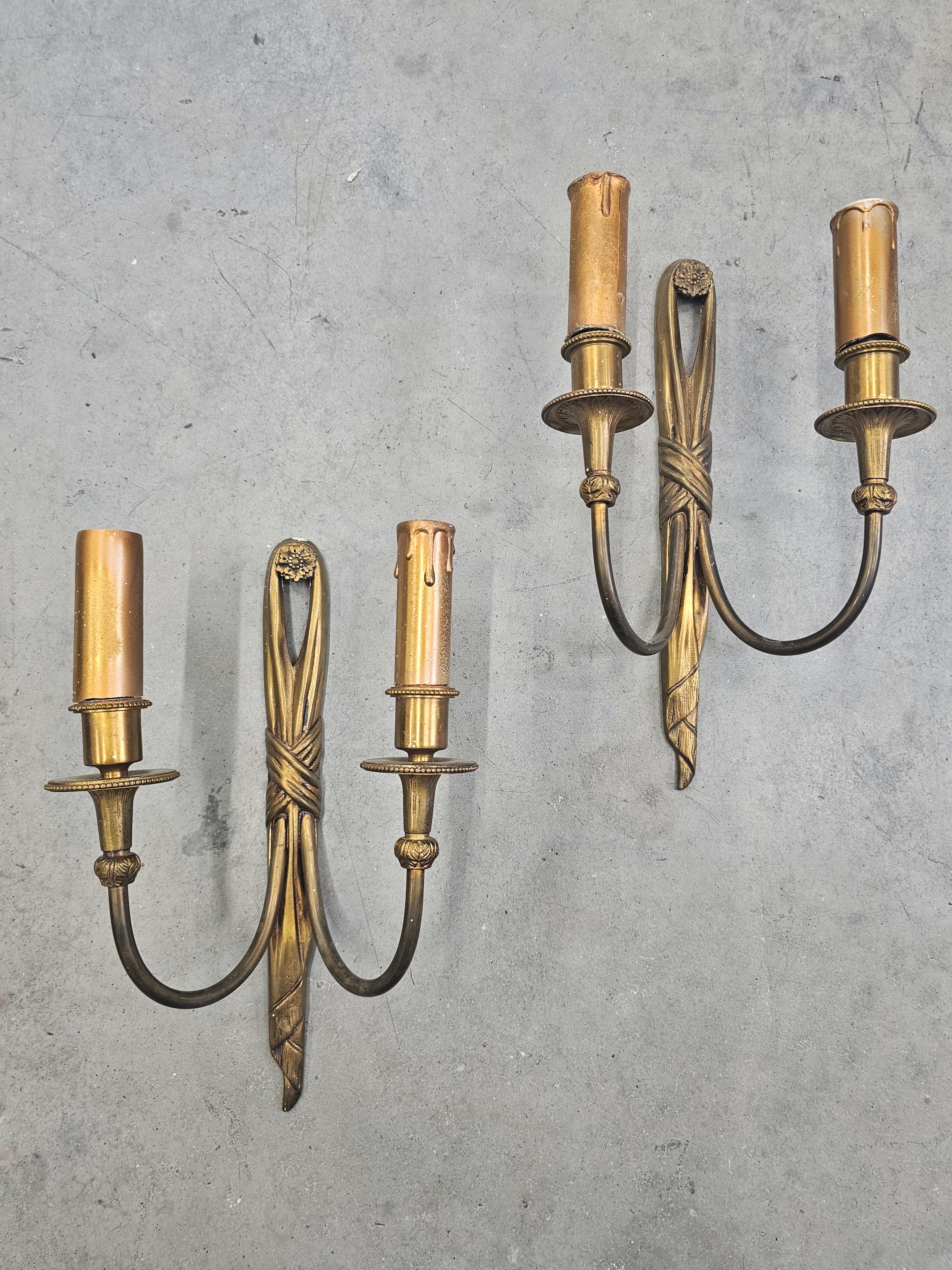 Metà XX secolo Coppia di sconsigliere in bronzo con nodo e nappe in stile Luigi XVI, Francia, anni '40 in vendita