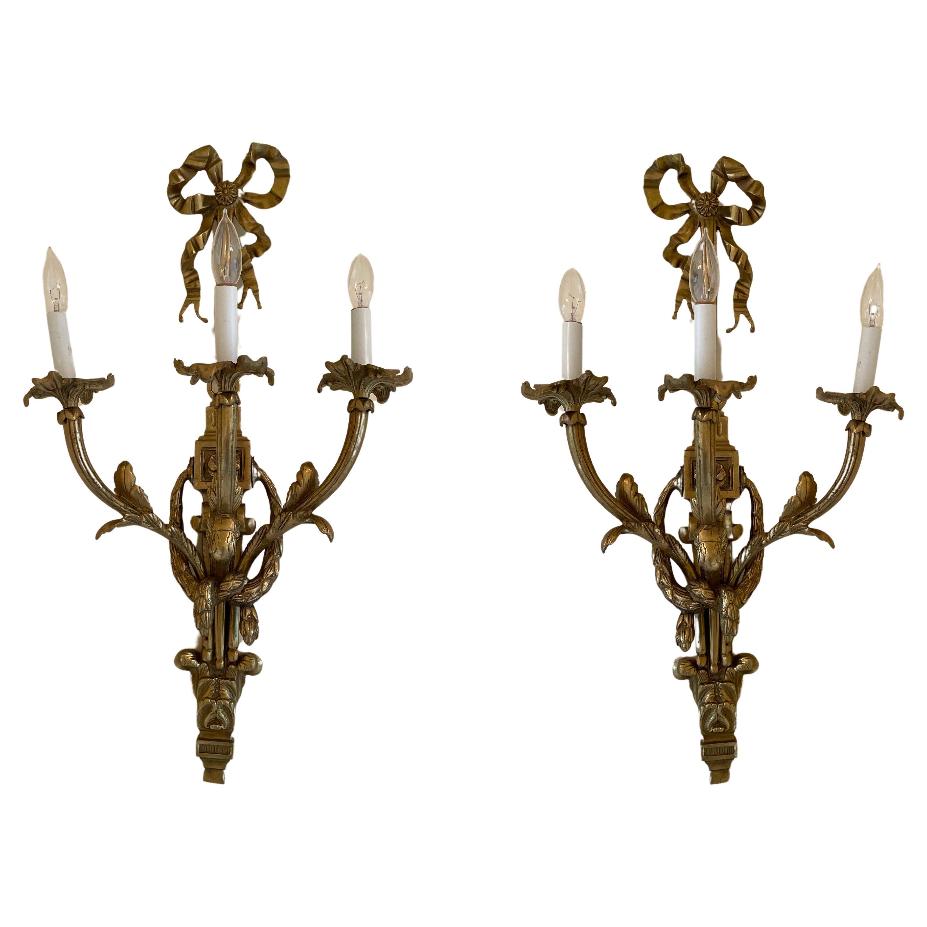 Coppia di applique da parete in bronzo in stile Luigi XVI
