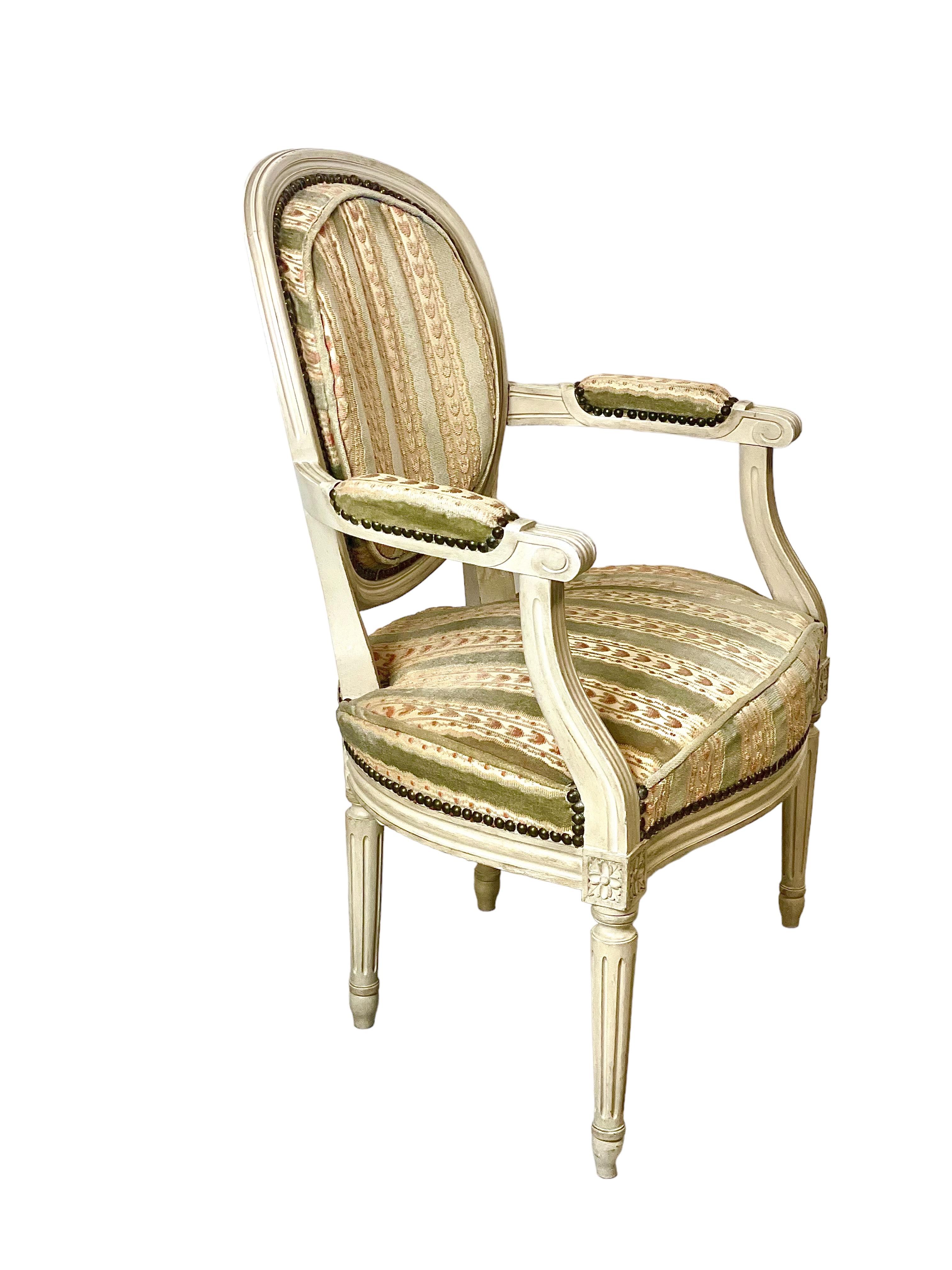 Français Paire de  Fauteuils cabriolets à dossier médaillon de style Louis XVI du 19e siècle en vente