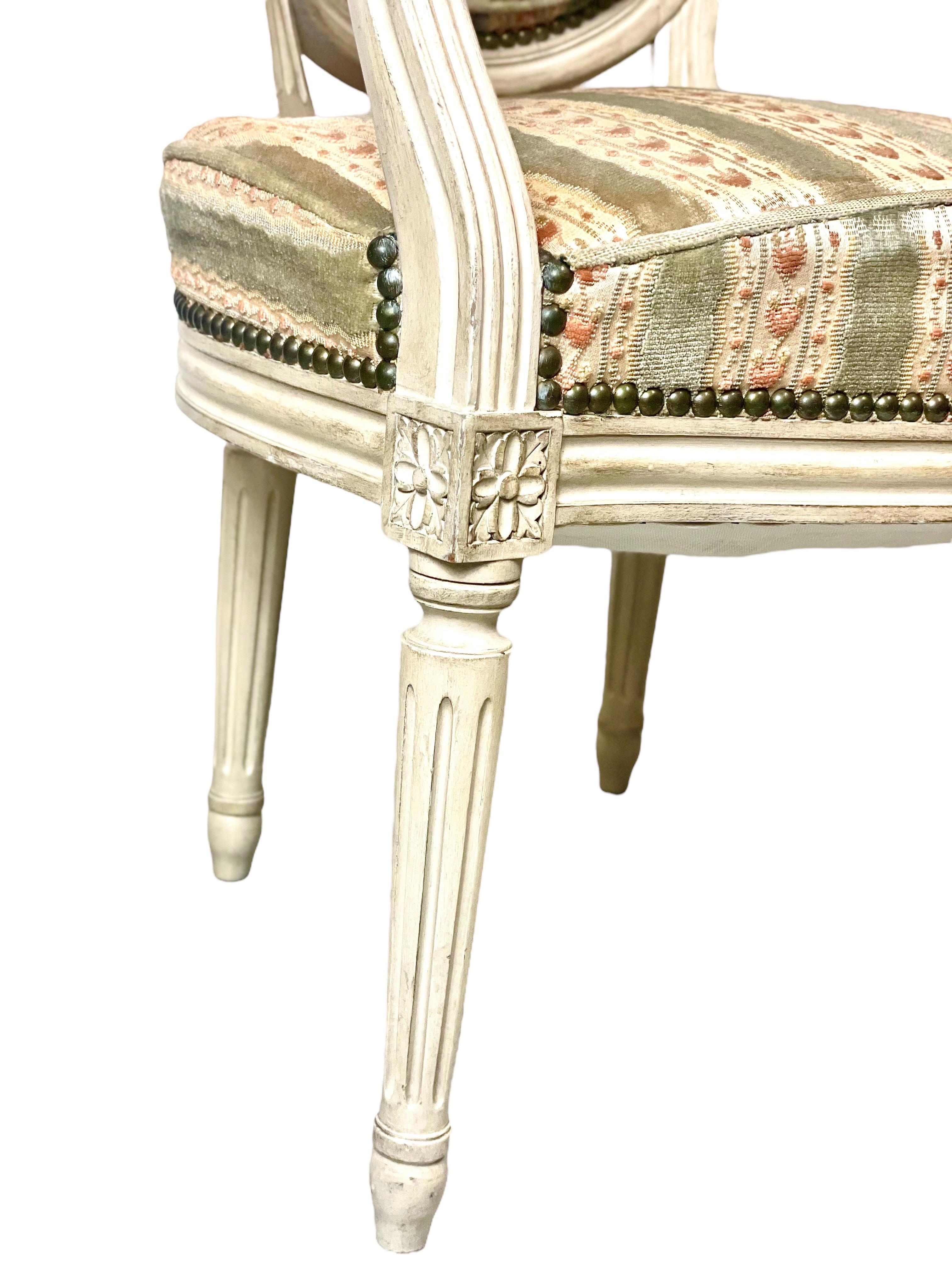 XIXe siècle Paire de  Fauteuils cabriolets à dossier médaillon de style Louis XVI du 19e siècle en vente