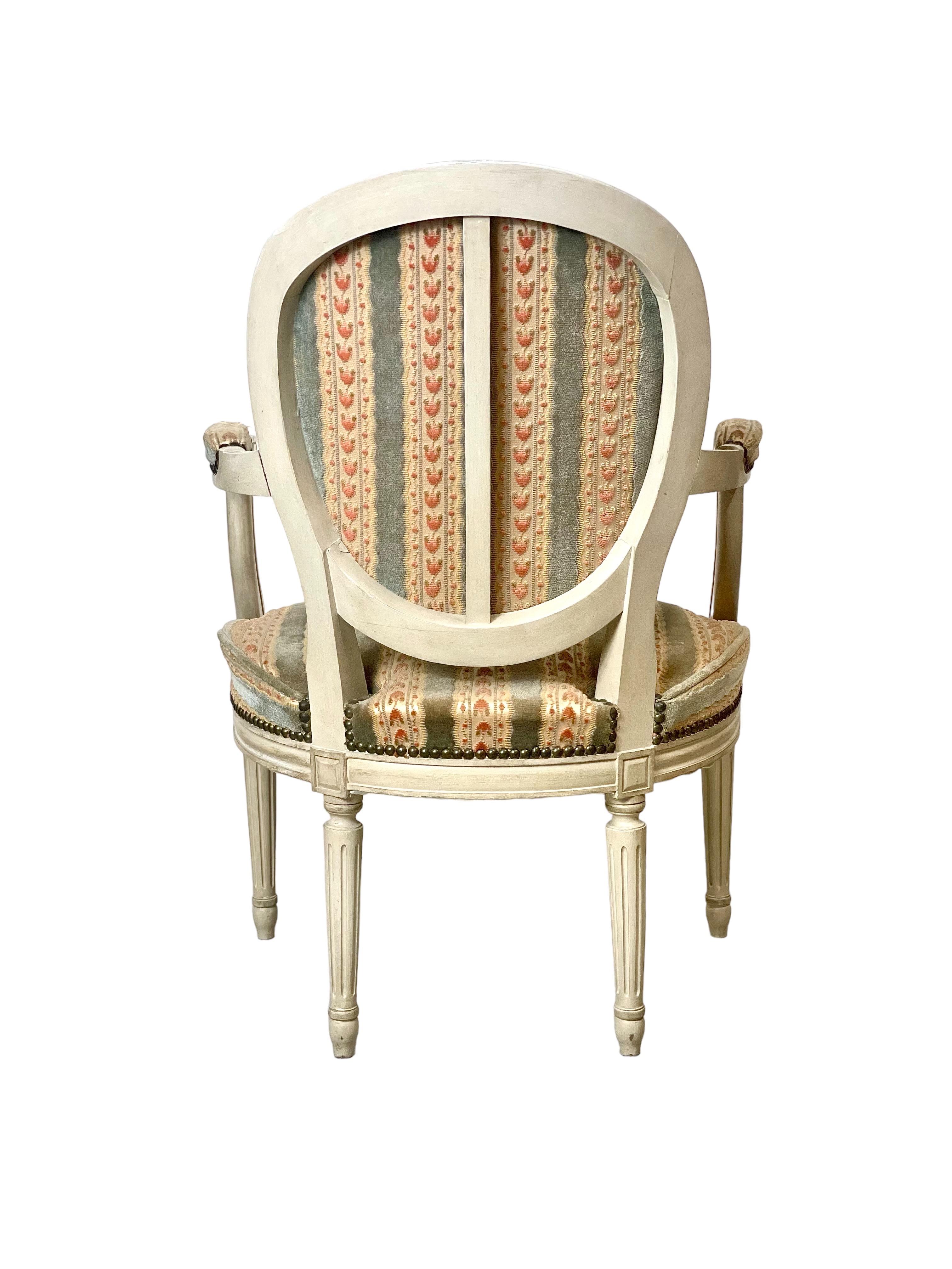 Tissu d'ameublement Paire de  Fauteuils cabriolets à dossier médaillon de style Louis XVI du 19e siècle en vente