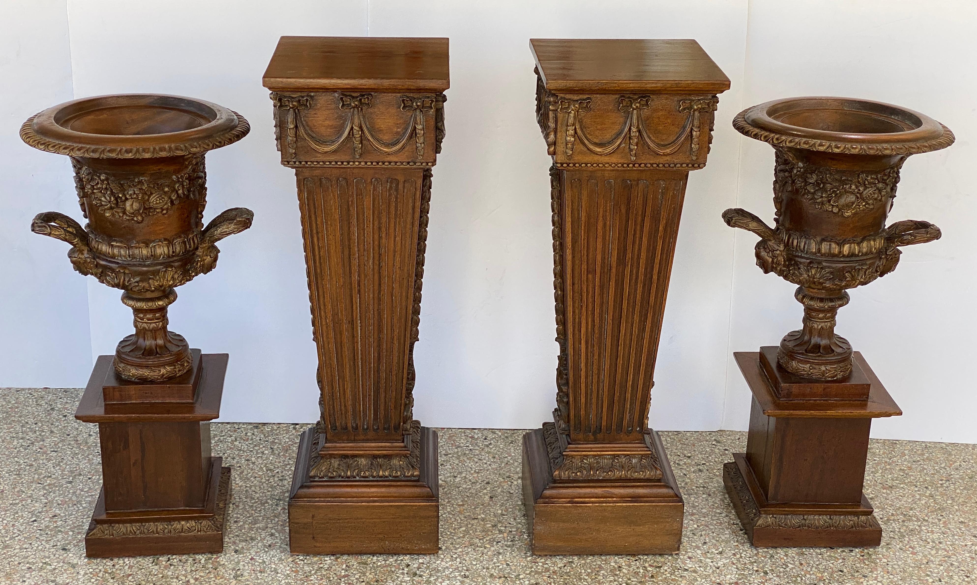 Paar Campana-Urnen im Louis-XVI.-Stil auf Sockeln (Handgeschnitzt) im Angebot