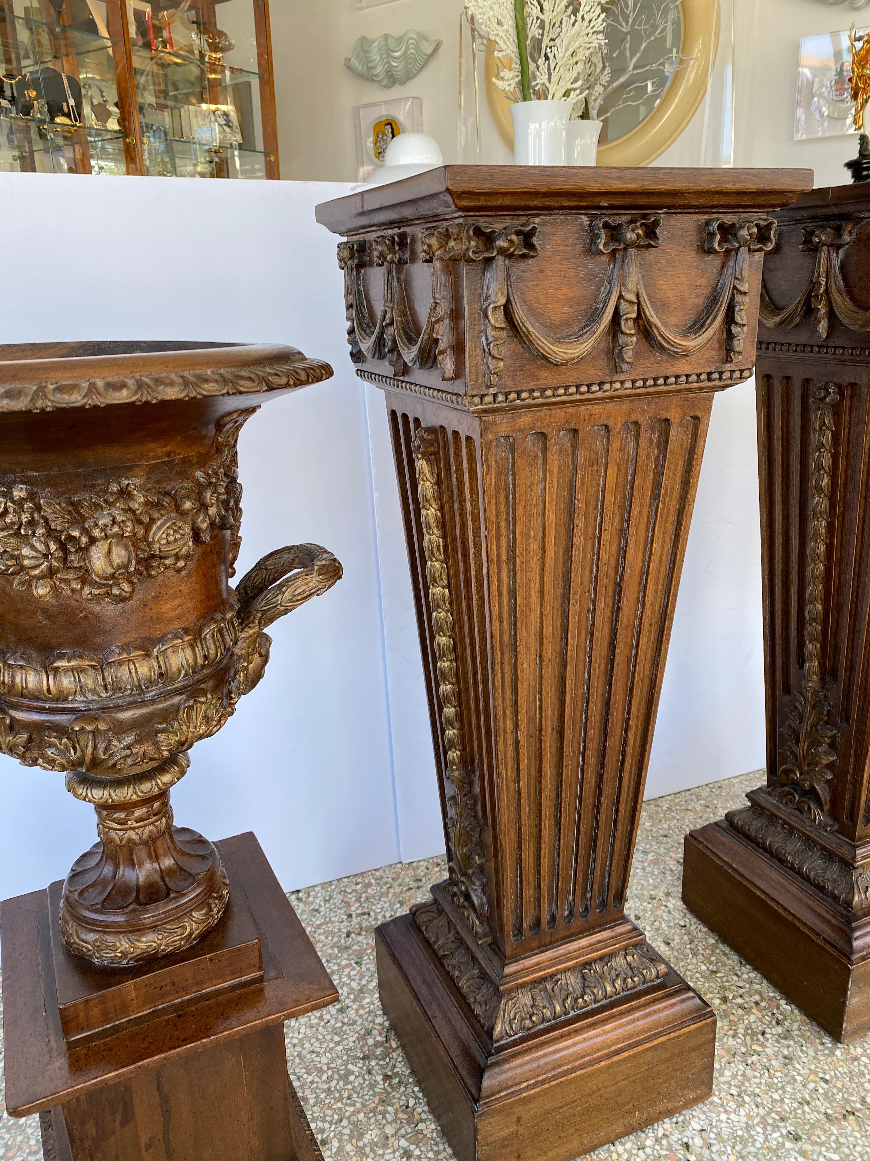 Paar Campana-Urnen im Louis-XVI.-Stil auf Sockeln (Holz) im Angebot
