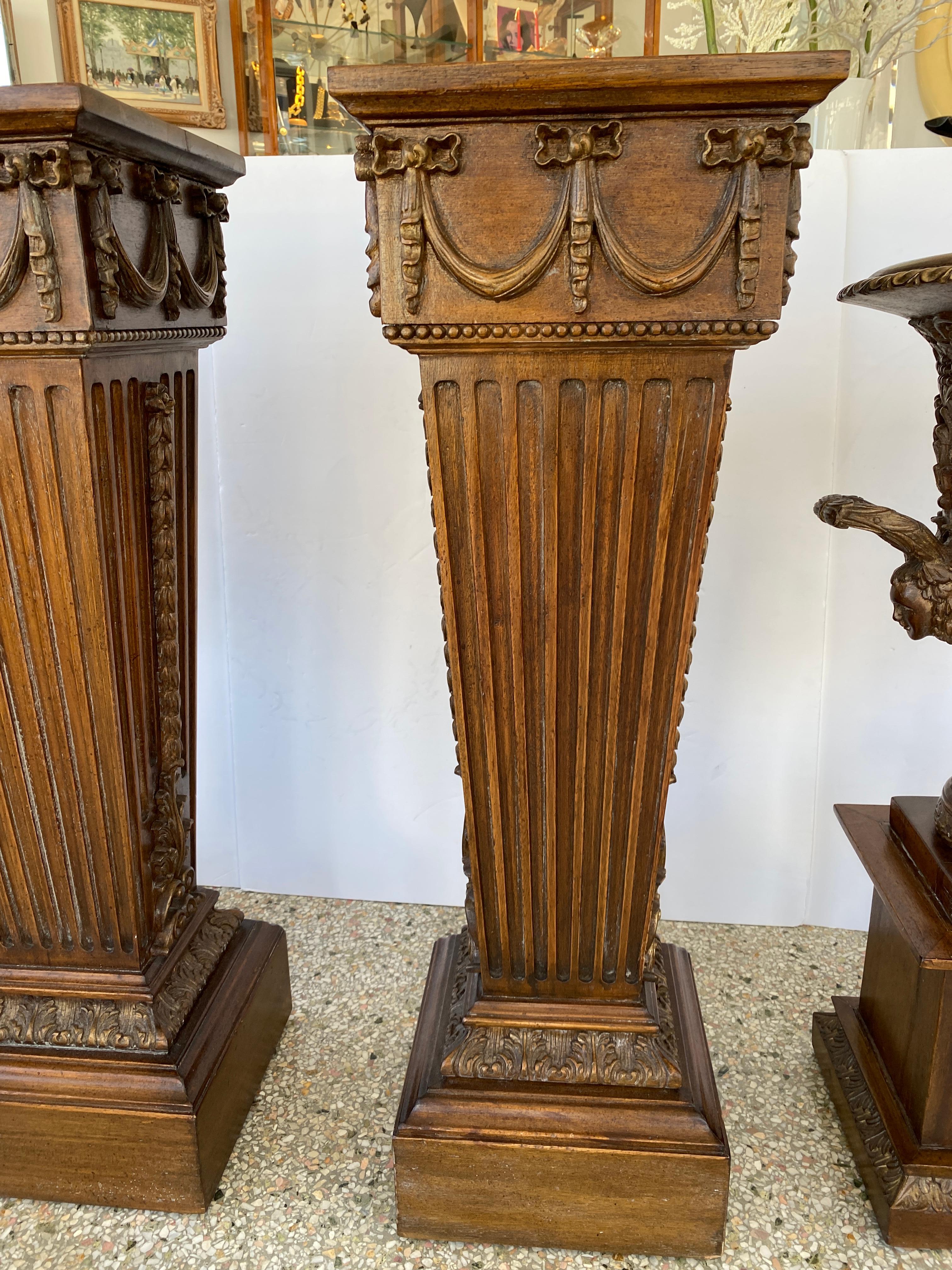 Paar Campana-Urnen im Louis-XVI.-Stil auf Sockeln im Angebot 1