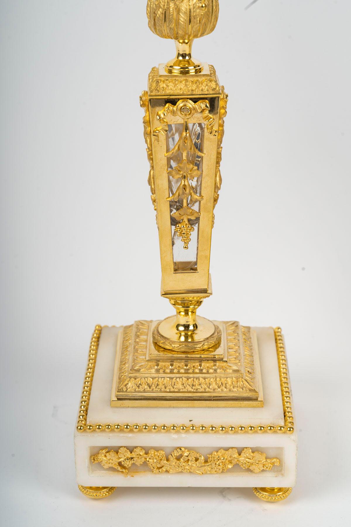 Coppia di candelabri in stile Luigi XVI, XIX secolo.

Coppia di candelieri in bronzo dorato e marmo in stile Luigi XVI, periodo Napoleone III, XIX secolo.
H. 44cm, P. 25cm