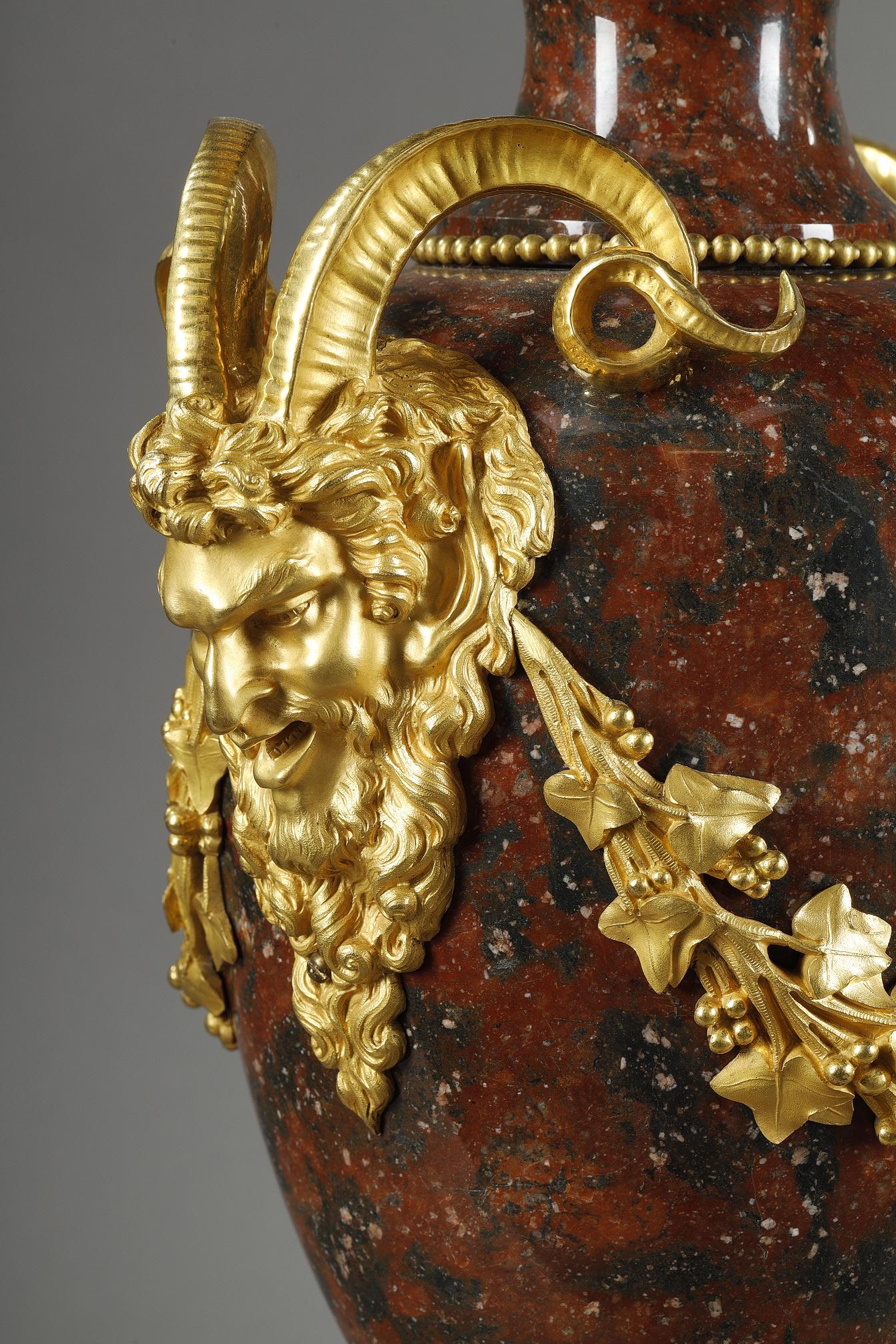 Coppia di candelabri in stile Luigi XVI in marmo rosso griotte e bronzo dorato in vendita 3