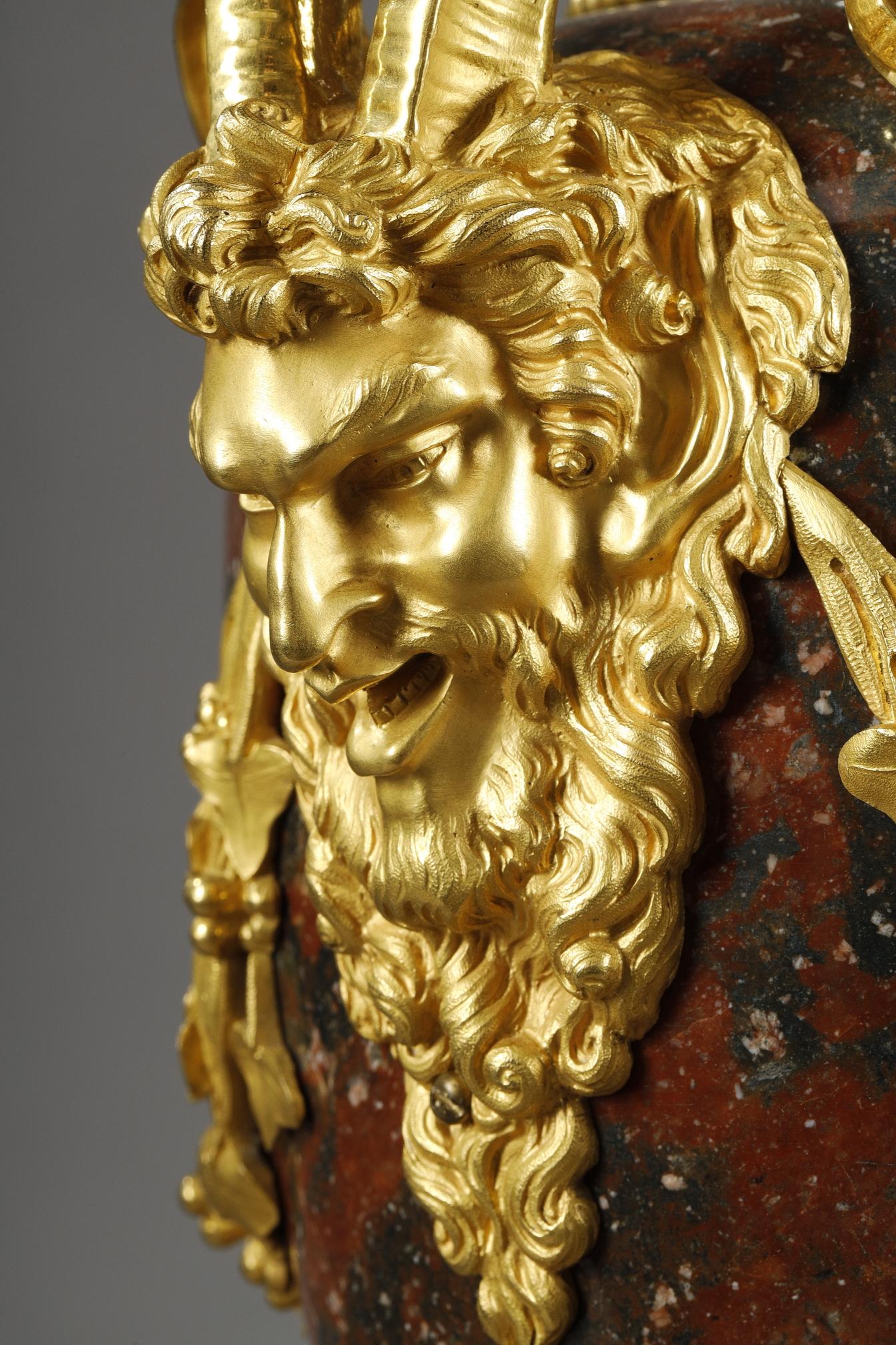 Coppia di candelabri in stile Luigi XVI in marmo rosso griotte e bronzo dorato in vendita 4