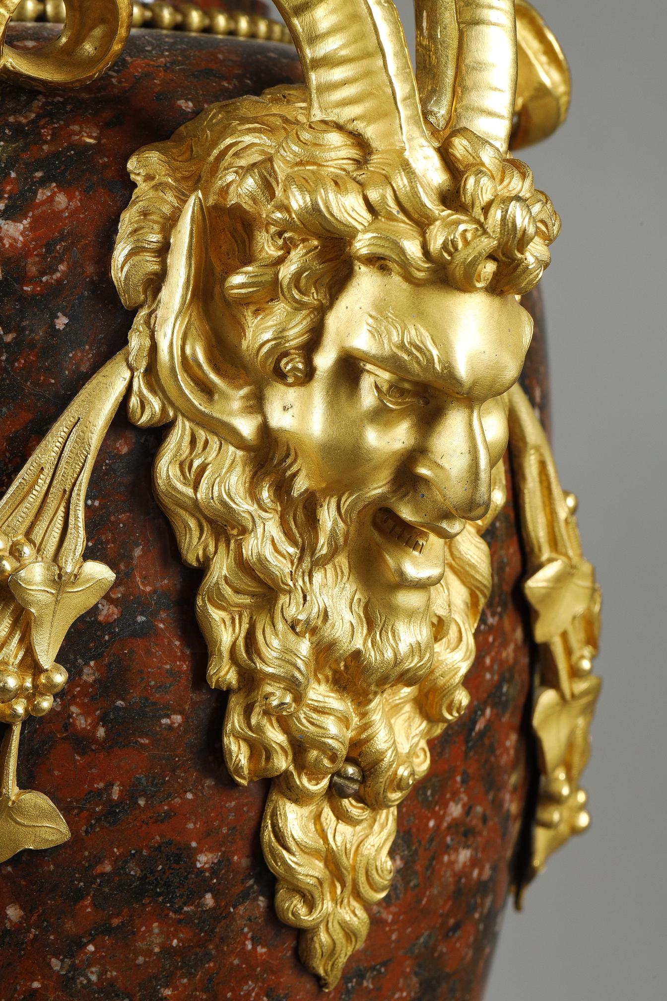 Coppia di candelabri in stile Luigi XVI in marmo rosso griotte e bronzo dorato in vendita 5