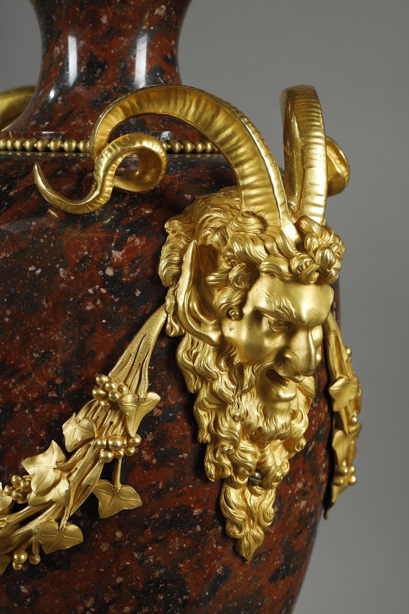 Coppia di candelabri in stile Luigi XVI in marmo rosso griotte e bronzo dorato in vendita 6
