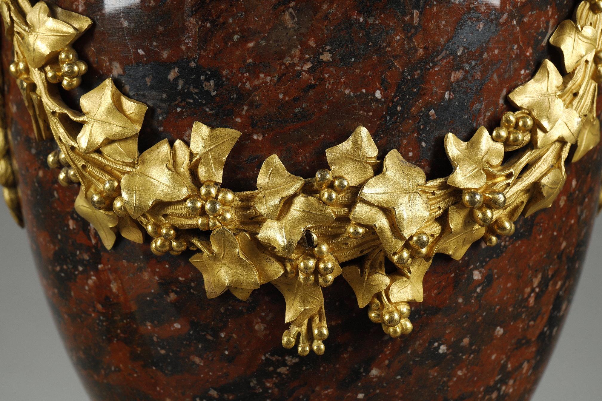 Coppia di candelabri in stile Luigi XVI in marmo rosso griotte e bronzo dorato in vendita 7