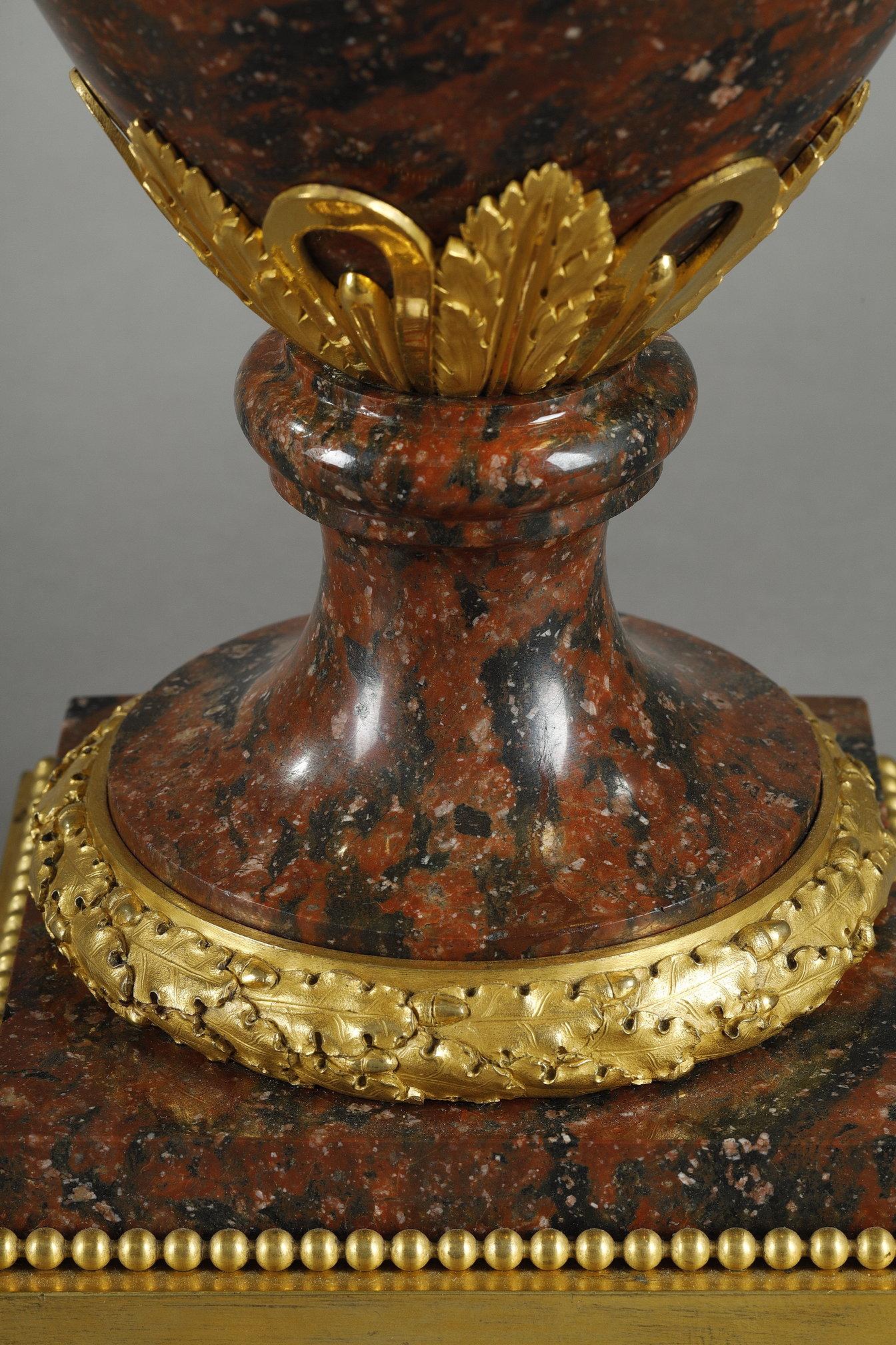 Coppia di candelabri in stile Luigi XVI in marmo rosso griotte e bronzo dorato in vendita 8
