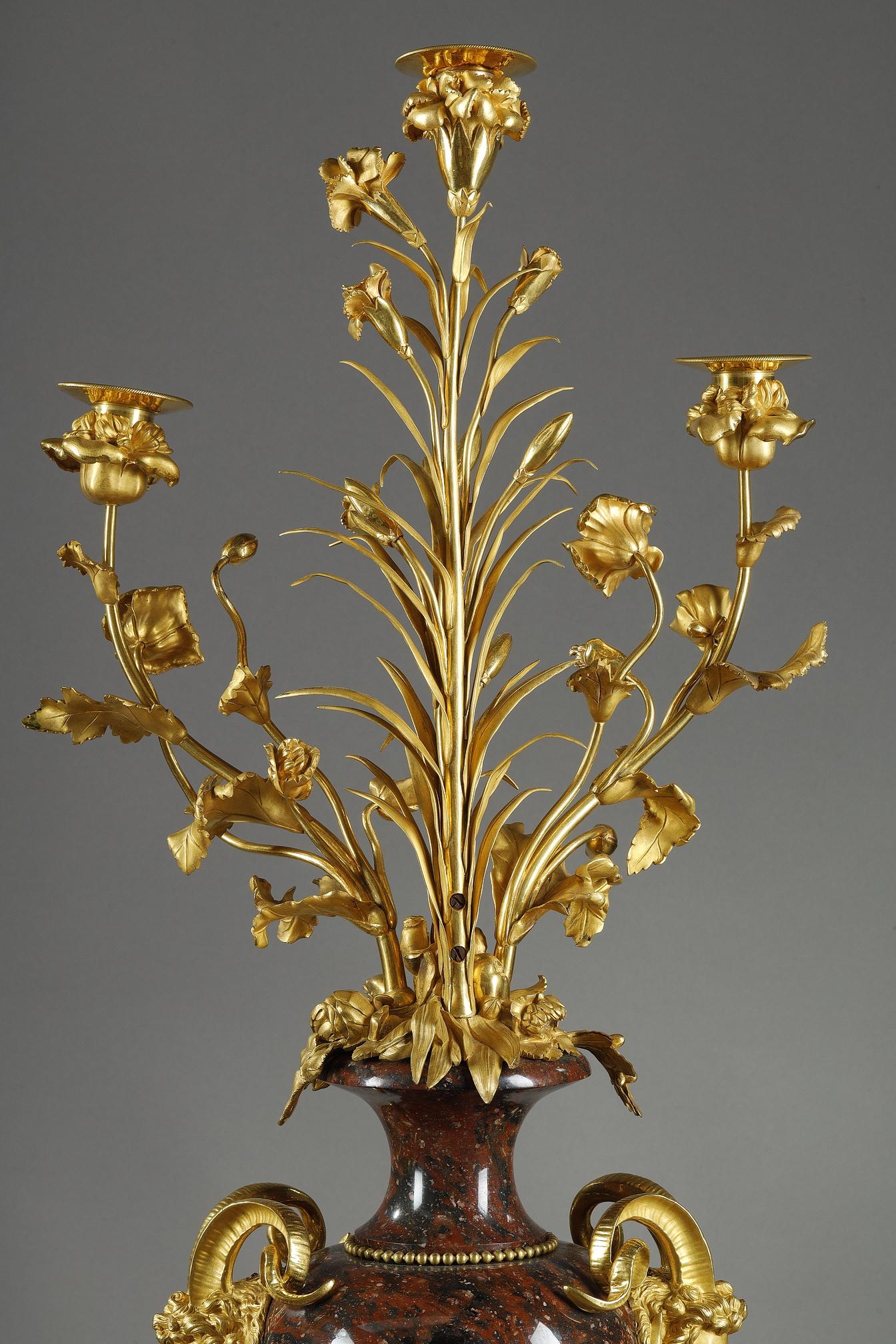 Coppia di candelabri in stile Luigi XVI in marmo rosso griotte e bronzo dorato in vendita 10