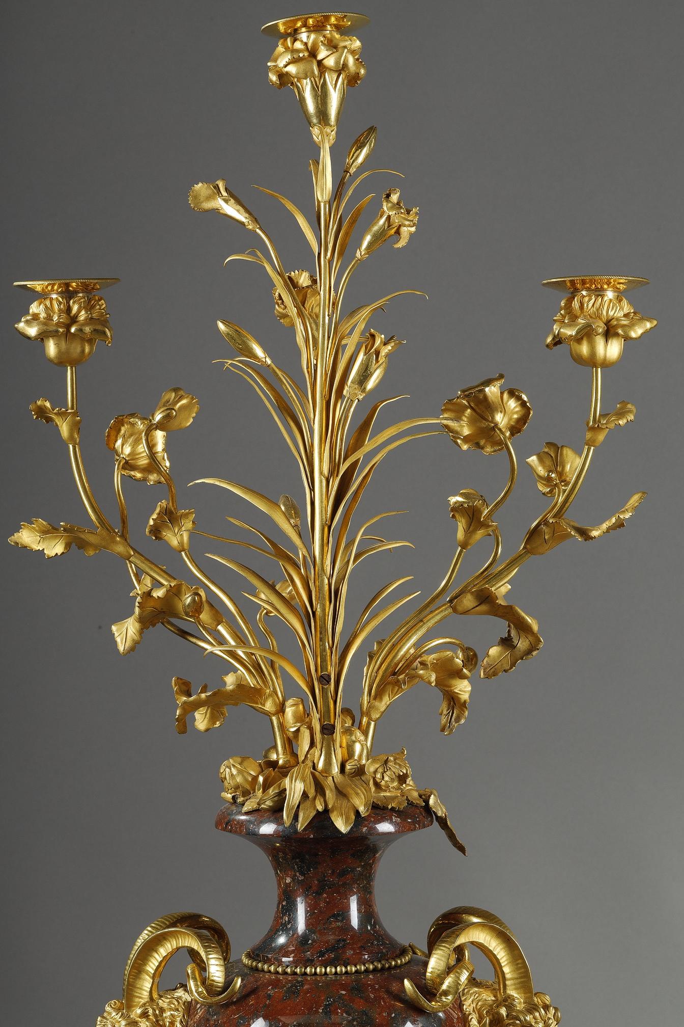 Coppia di candelabri in stile Luigi XVI in marmo rosso griotte e bronzo dorato in vendita 11
