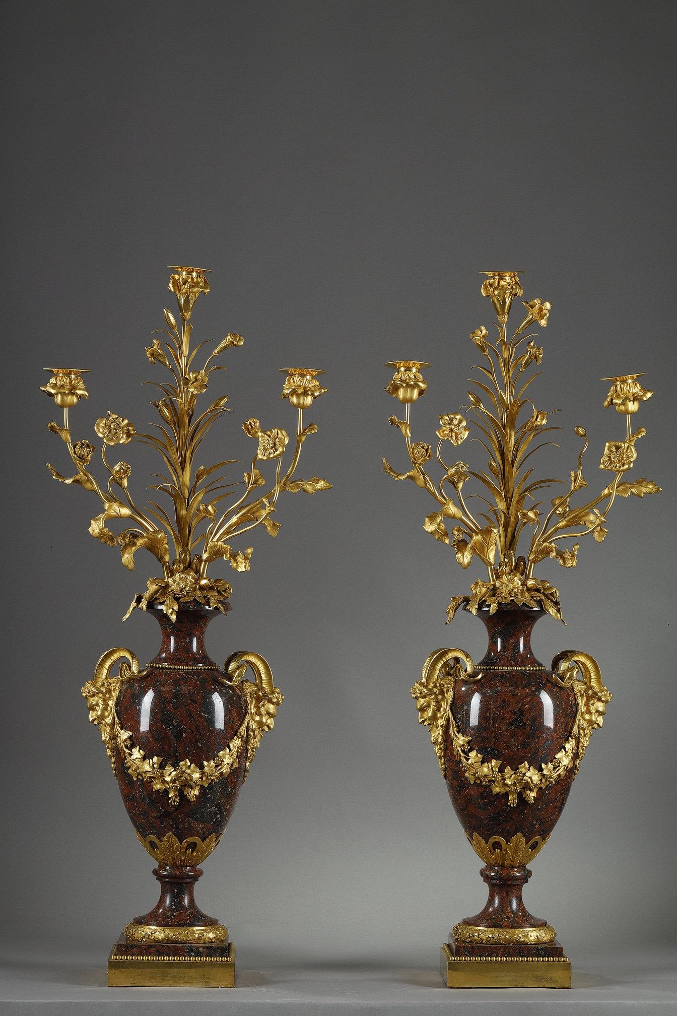 Francese Coppia di candelabri in stile Luigi XVI in marmo rosso griotte e bronzo dorato in vendita