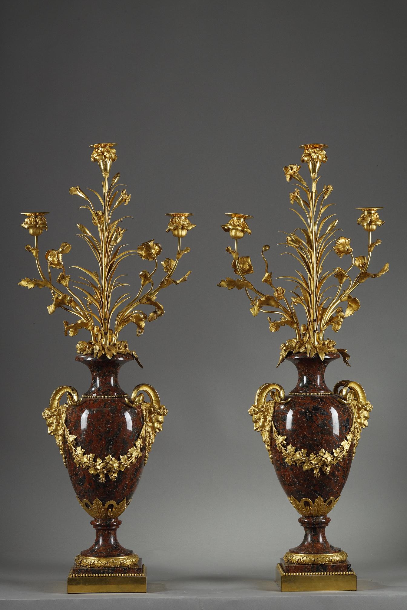 Dorato Coppia di candelabri in stile Luigi XVI in marmo rosso griotte e bronzo dorato in vendita