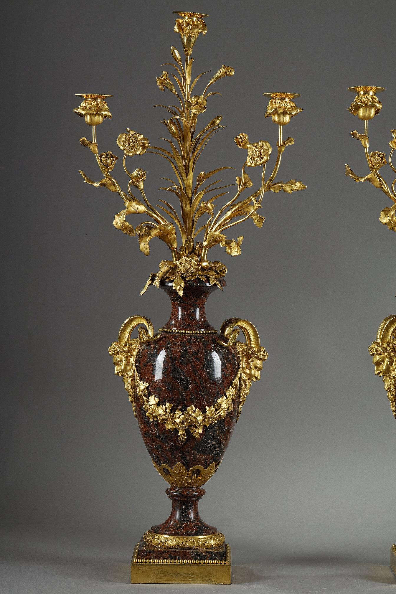 Coppia di candelabri in stile Luigi XVI in marmo rosso griotte e bronzo dorato In condizioni buone in vendita a Paris, FR