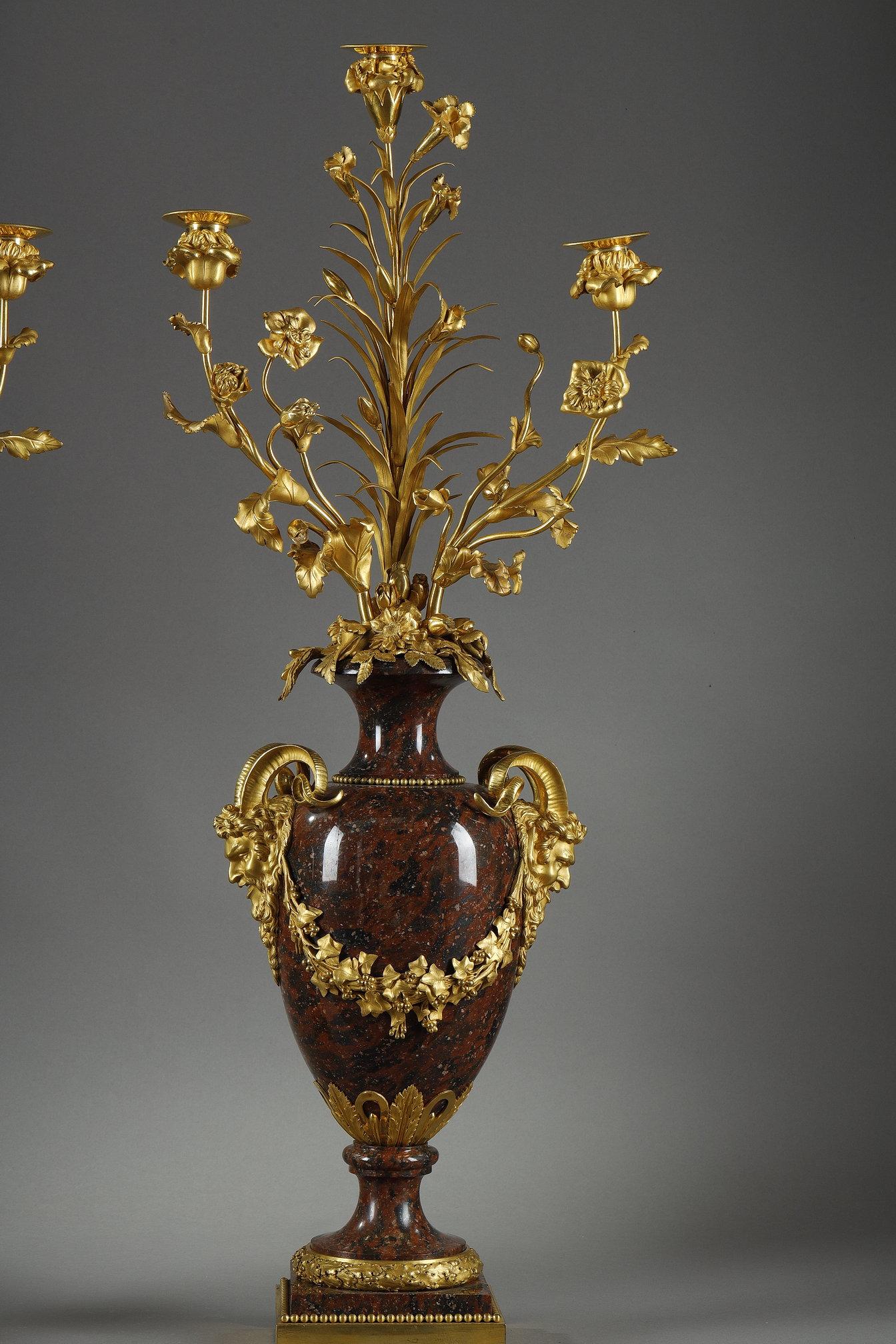 Fine XIX secolo Coppia di candelabri in stile Luigi XVI in marmo rosso griotte e bronzo dorato in vendita