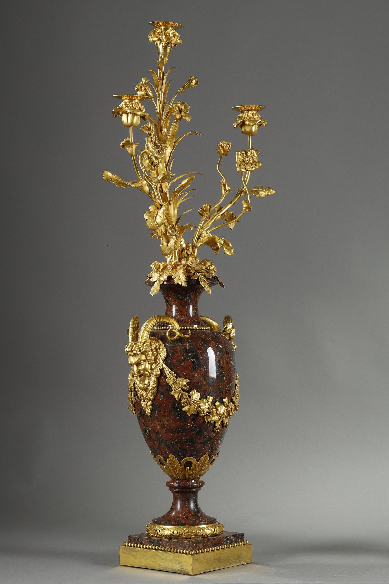 Bronzo Coppia di candelabri in stile Luigi XVI in marmo rosso griotte e bronzo dorato in vendita