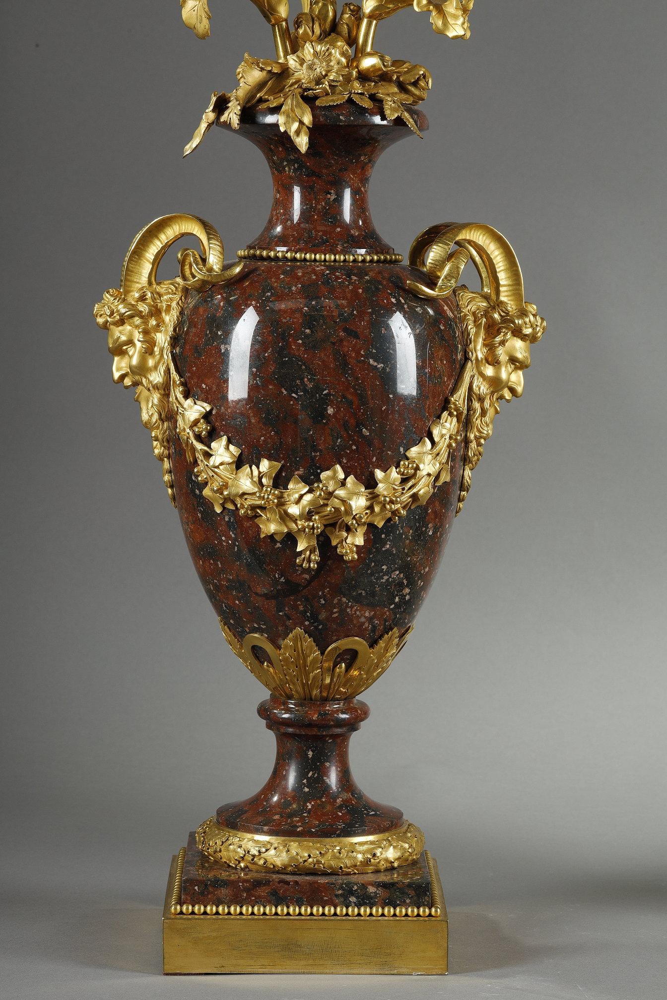 Coppia di candelabri in stile Luigi XVI in marmo rosso griotte e bronzo dorato in vendita 1