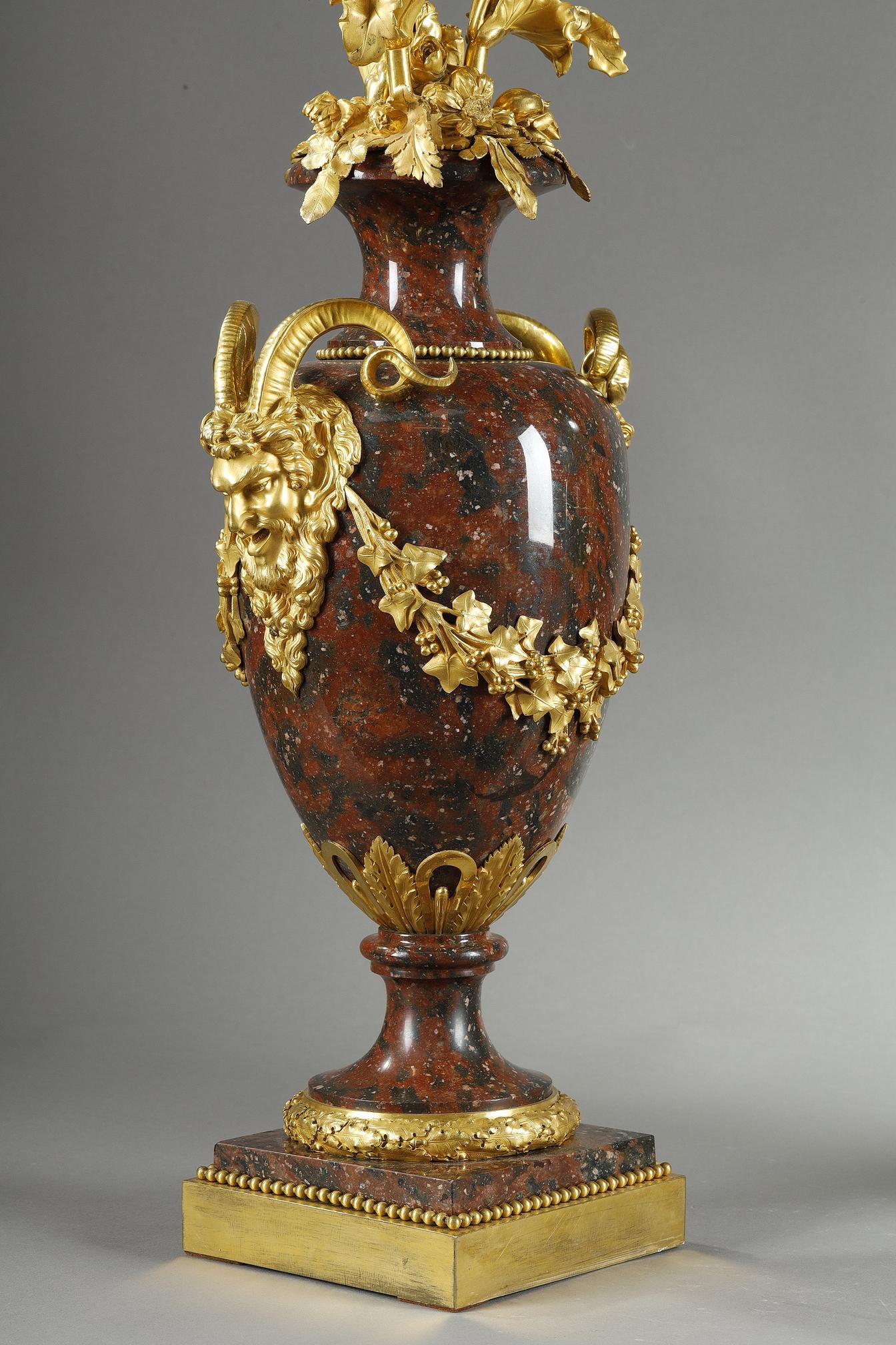 Coppia di candelabri in stile Luigi XVI in marmo rosso griotte e bronzo dorato in vendita 2