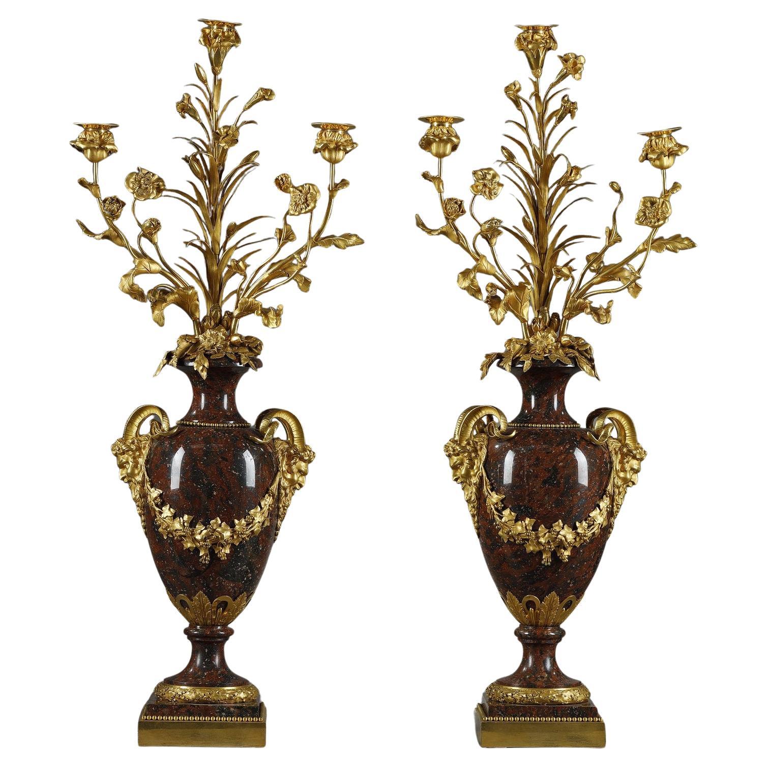 Coppia di candelabri in stile Luigi XVI in marmo rosso griotte e bronzo dorato in vendita