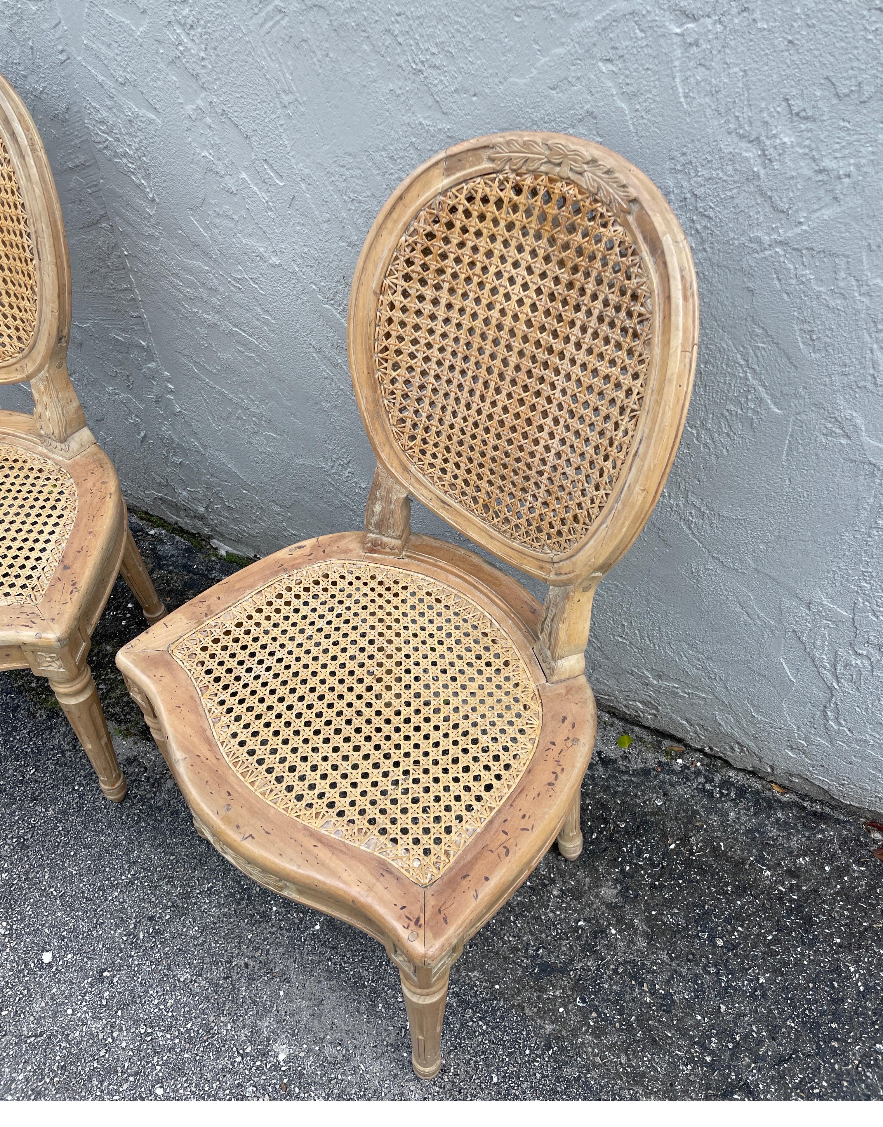 Ein Paar Beistellstühle aus Schilfrohr im Louis-XVI.-Stil im Zustand „Gut“ im Angebot in West Palm Beach, FL