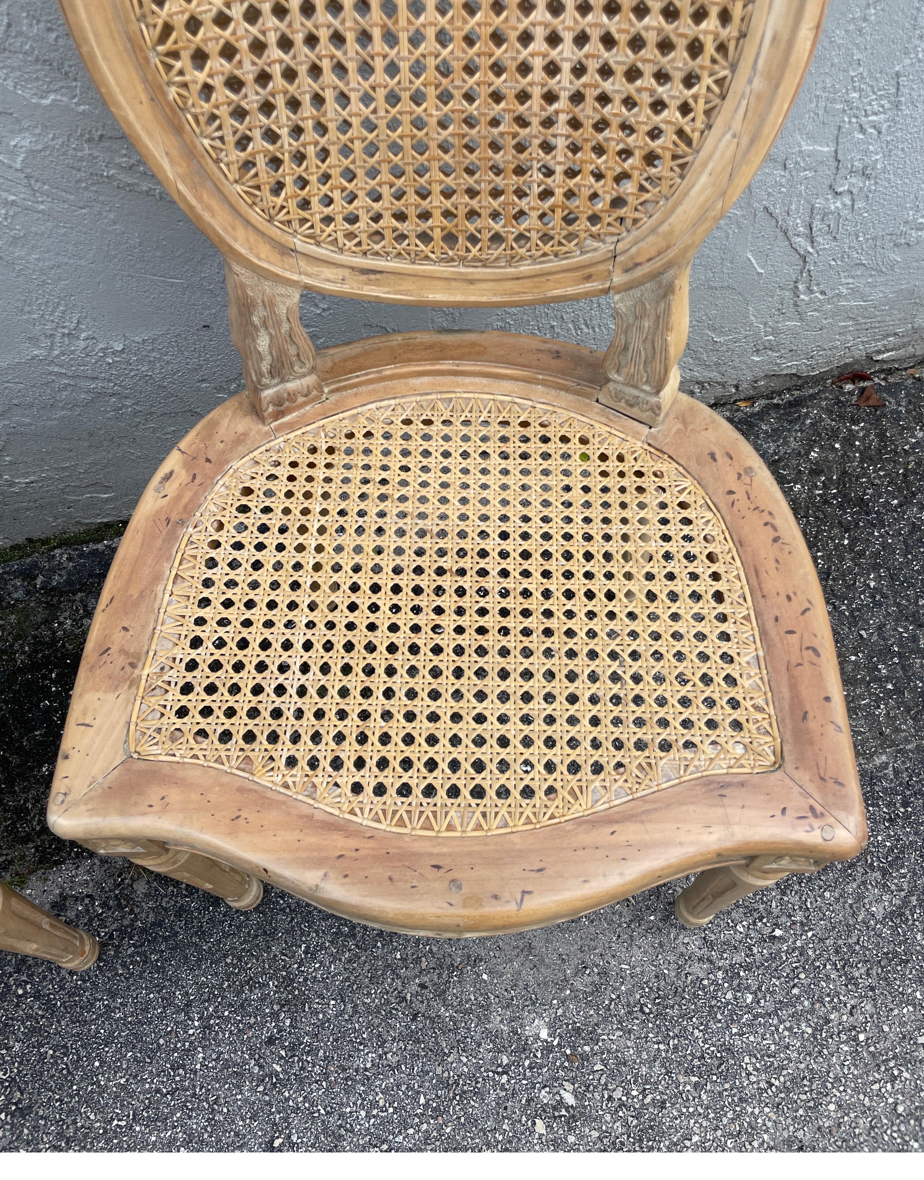 Ein Paar Beistellstühle aus Schilfrohr im Louis-XVI.-Stil (Gehstock) im Angebot