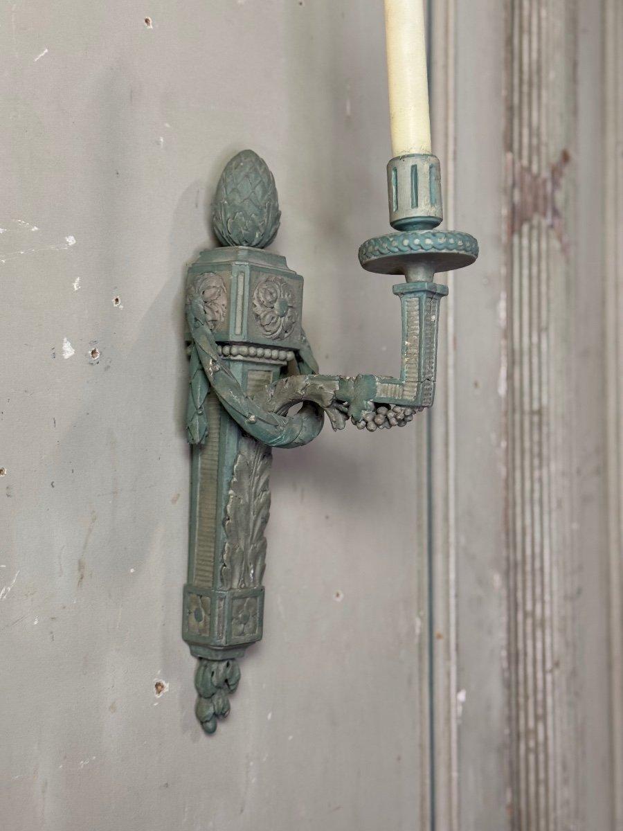 Italiano Coppia di lampade in legno intagliato e dipinto in stile Luigi XVI, circa 1900 in vendita